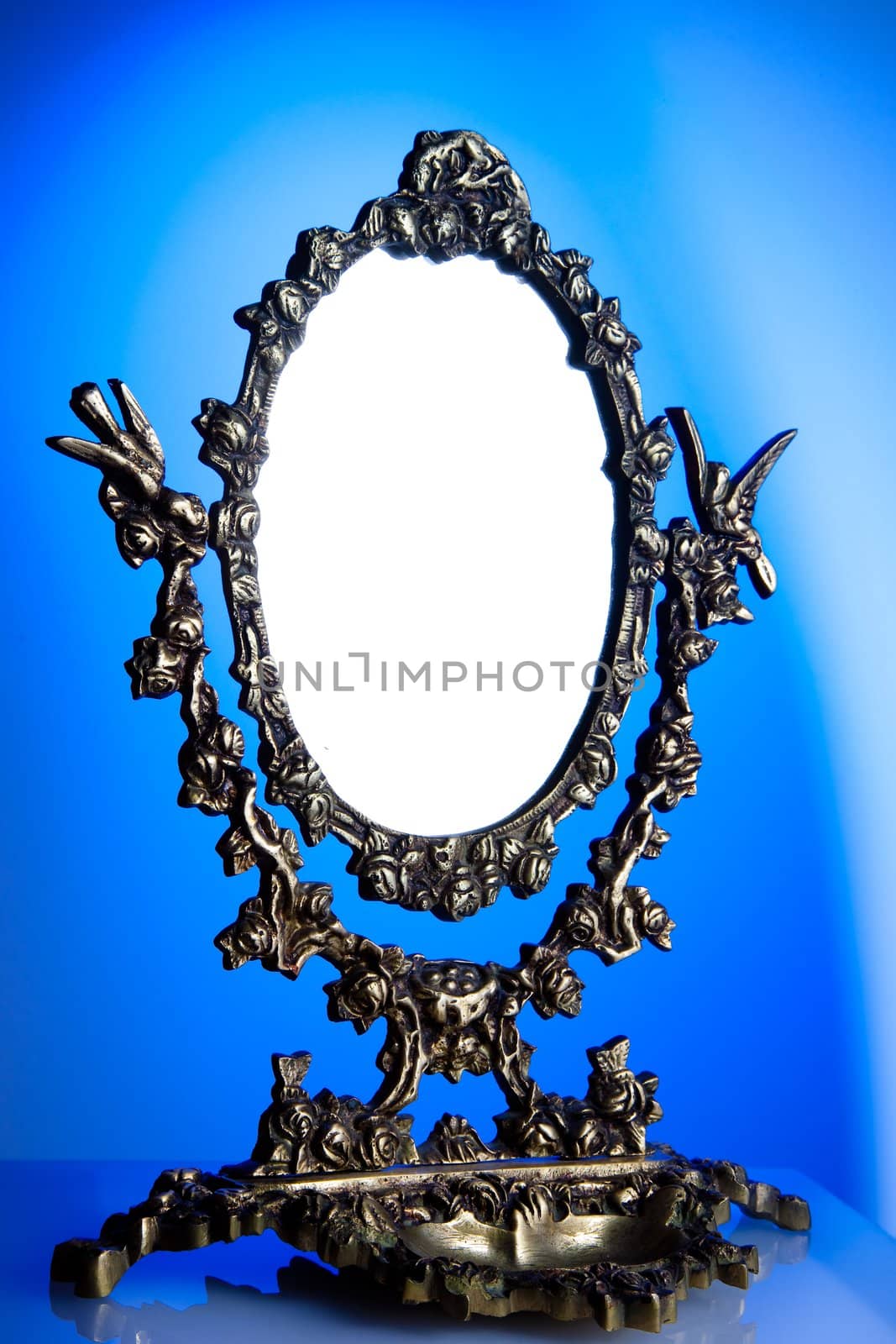 Composition of an ancient mirror accomplished in study