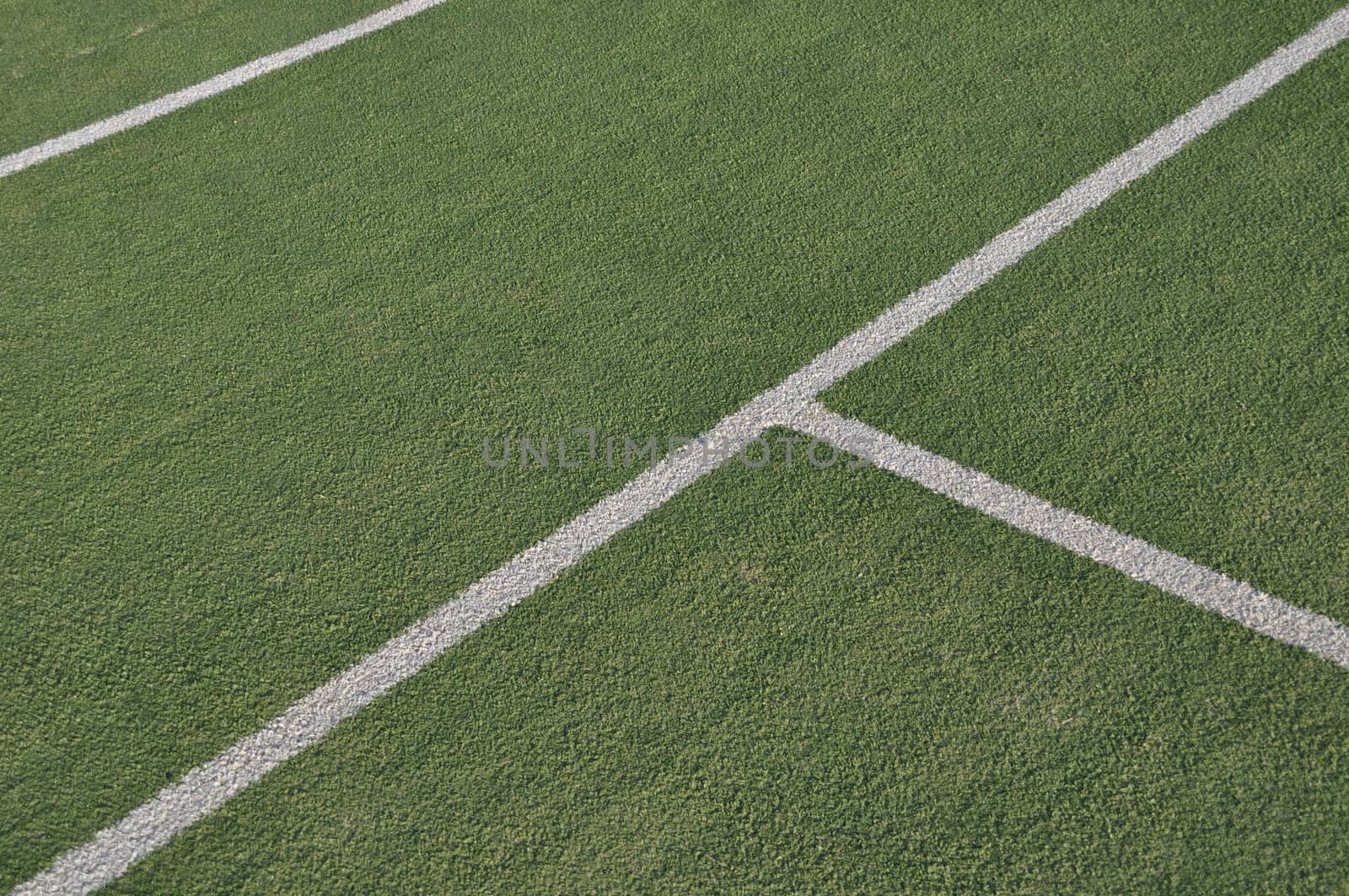 white lines on an outdoor tennis court (artificial grass)