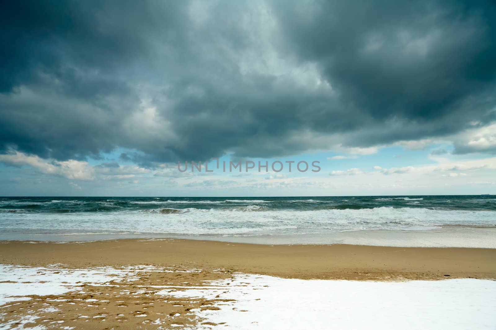 Winter beach by ecobo