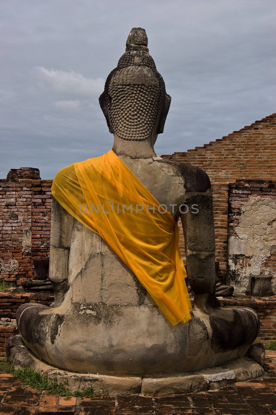 Buda de espalda con tunica. Ayutthaya. Tailandia.