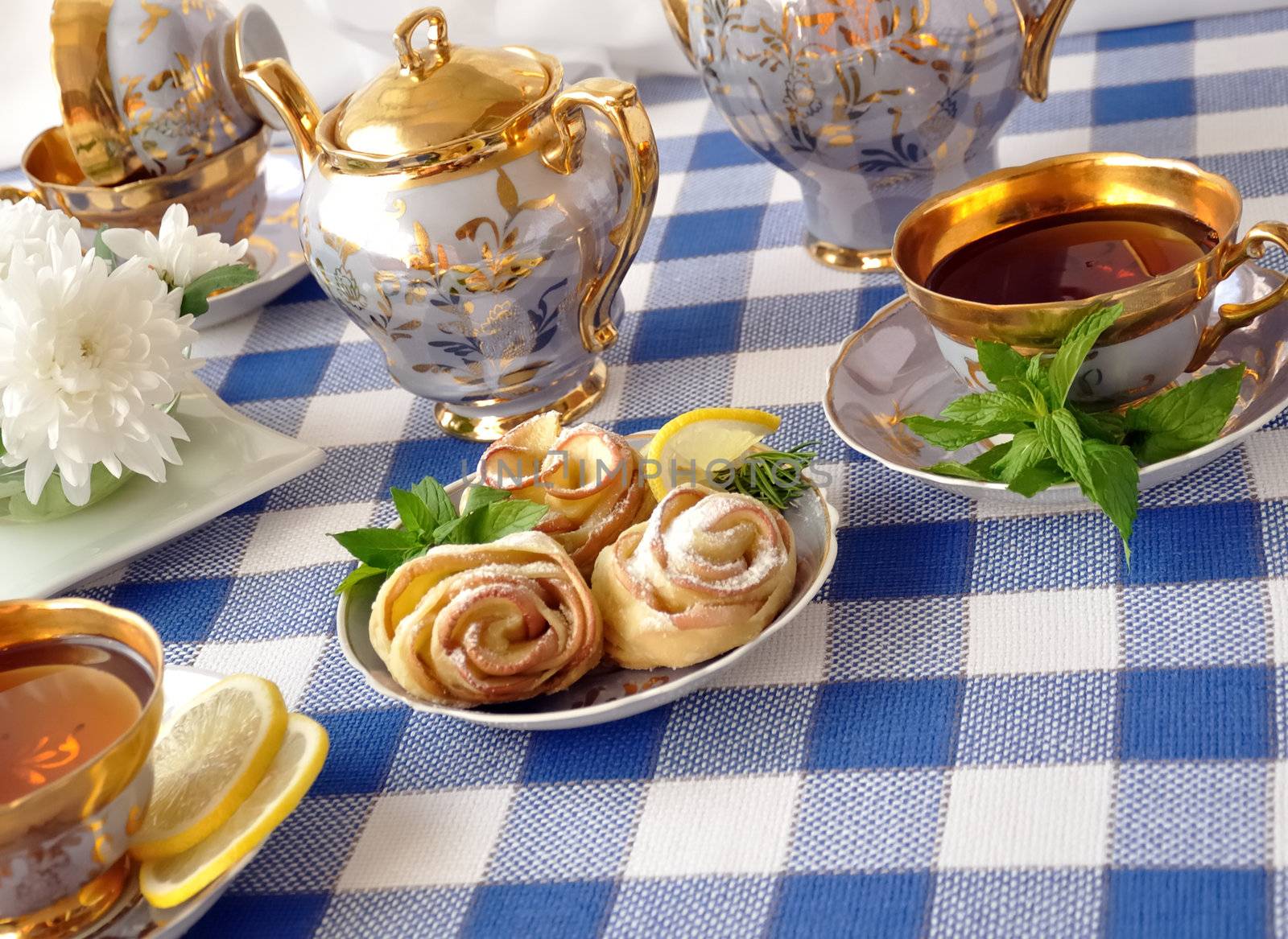 Rosettes of the apples and dough with powdered sugar to the tea table