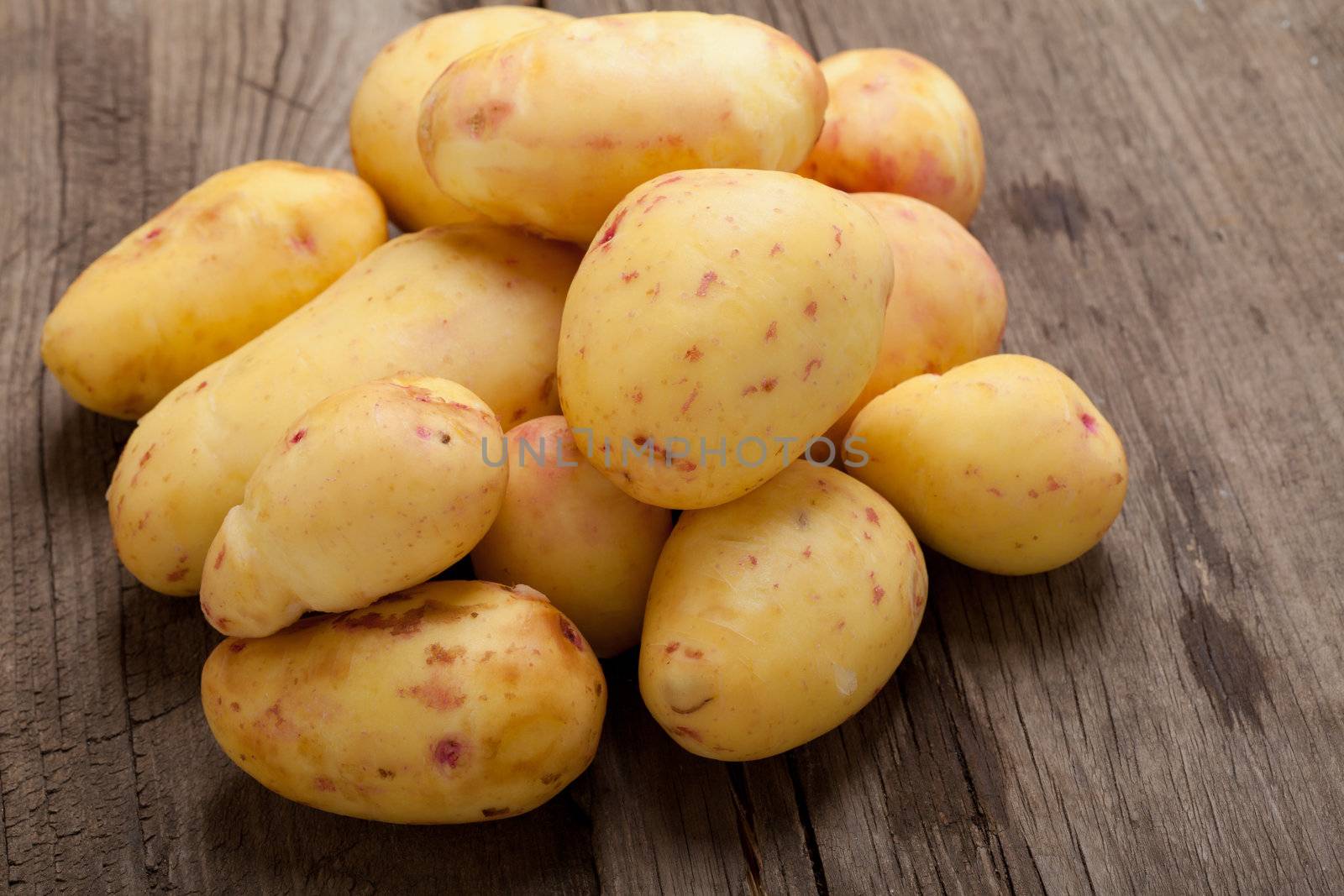 Washed potatoes are close. Picture for vegetables, food ingredients, vegetable growing