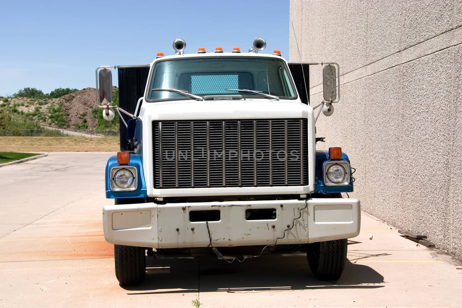 This is the front of a mid 1980's flat bed truck.