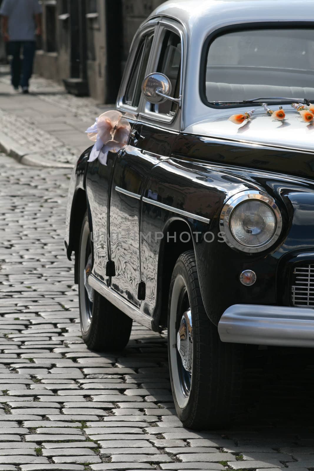 Old retro-style decorated car to pick up Bride and Groom