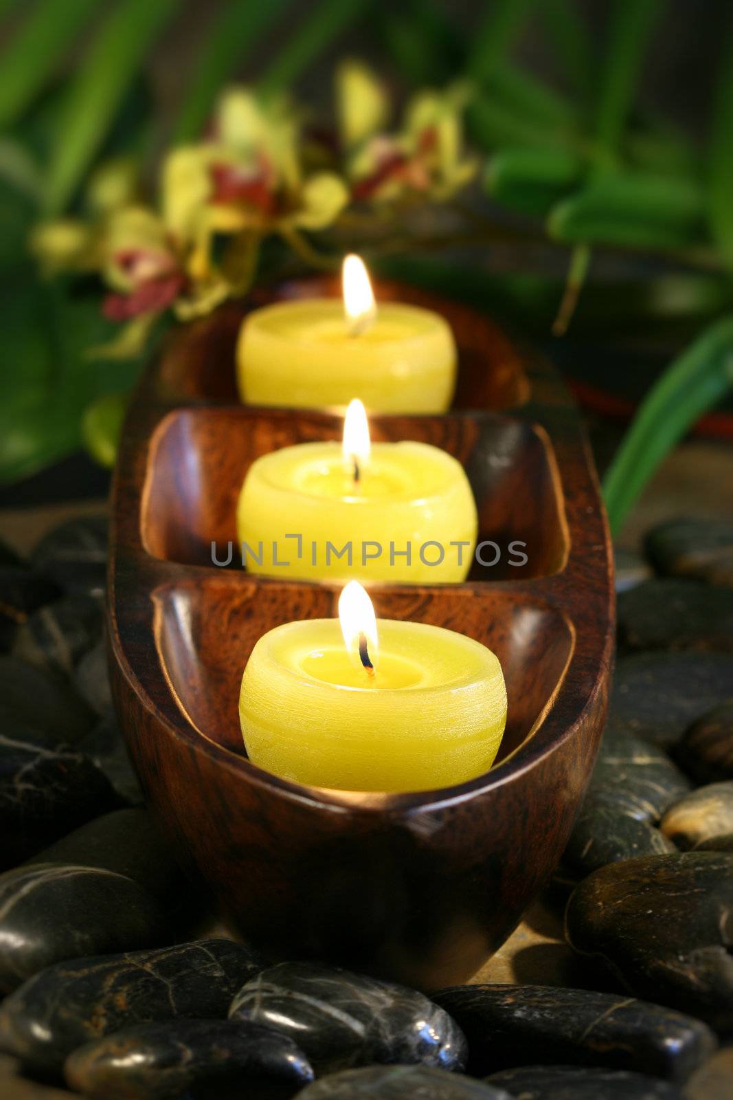 Spa candles with rocks for aromatherapy feeling