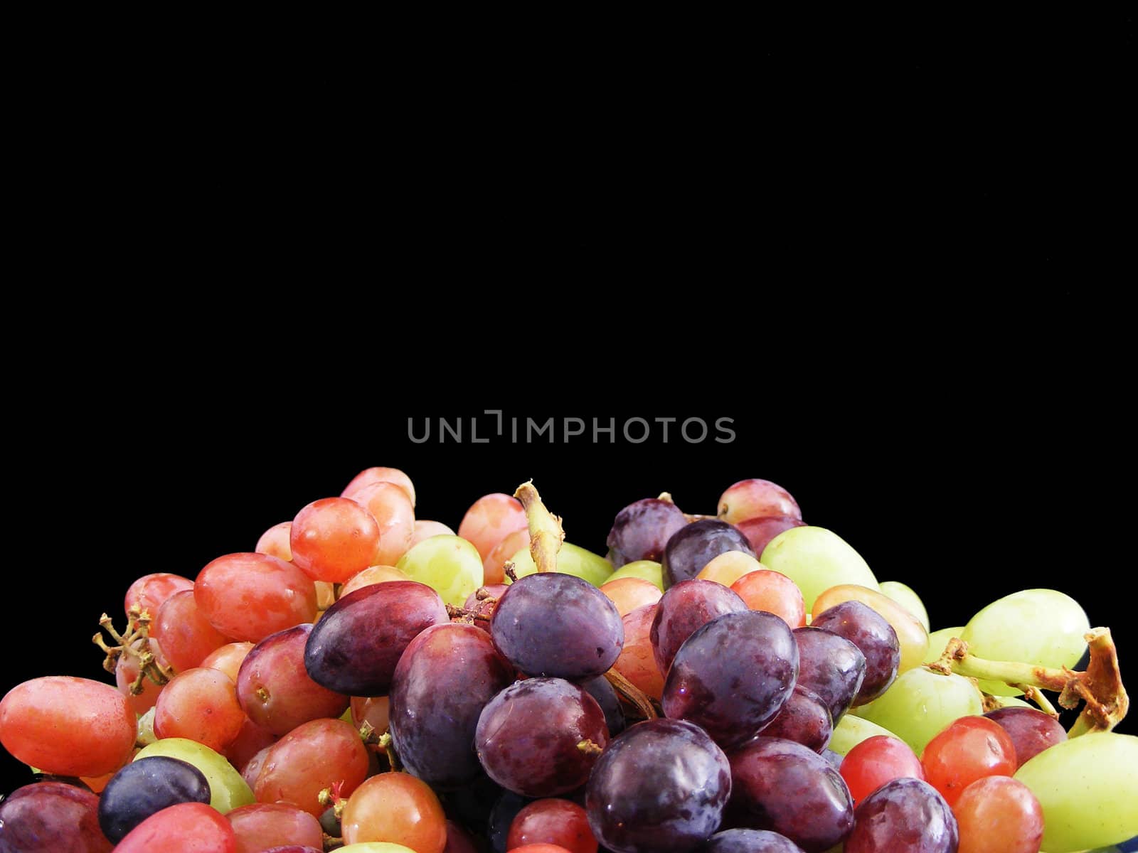 A pile of grapes on a plate.