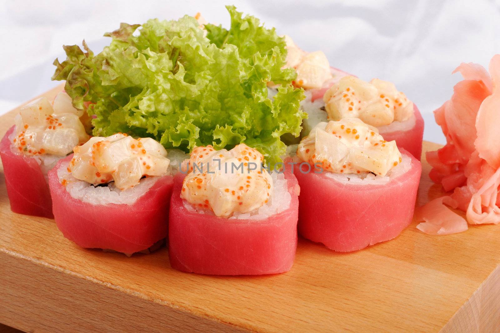 Sushi maguro hotate mayonnaise closeup