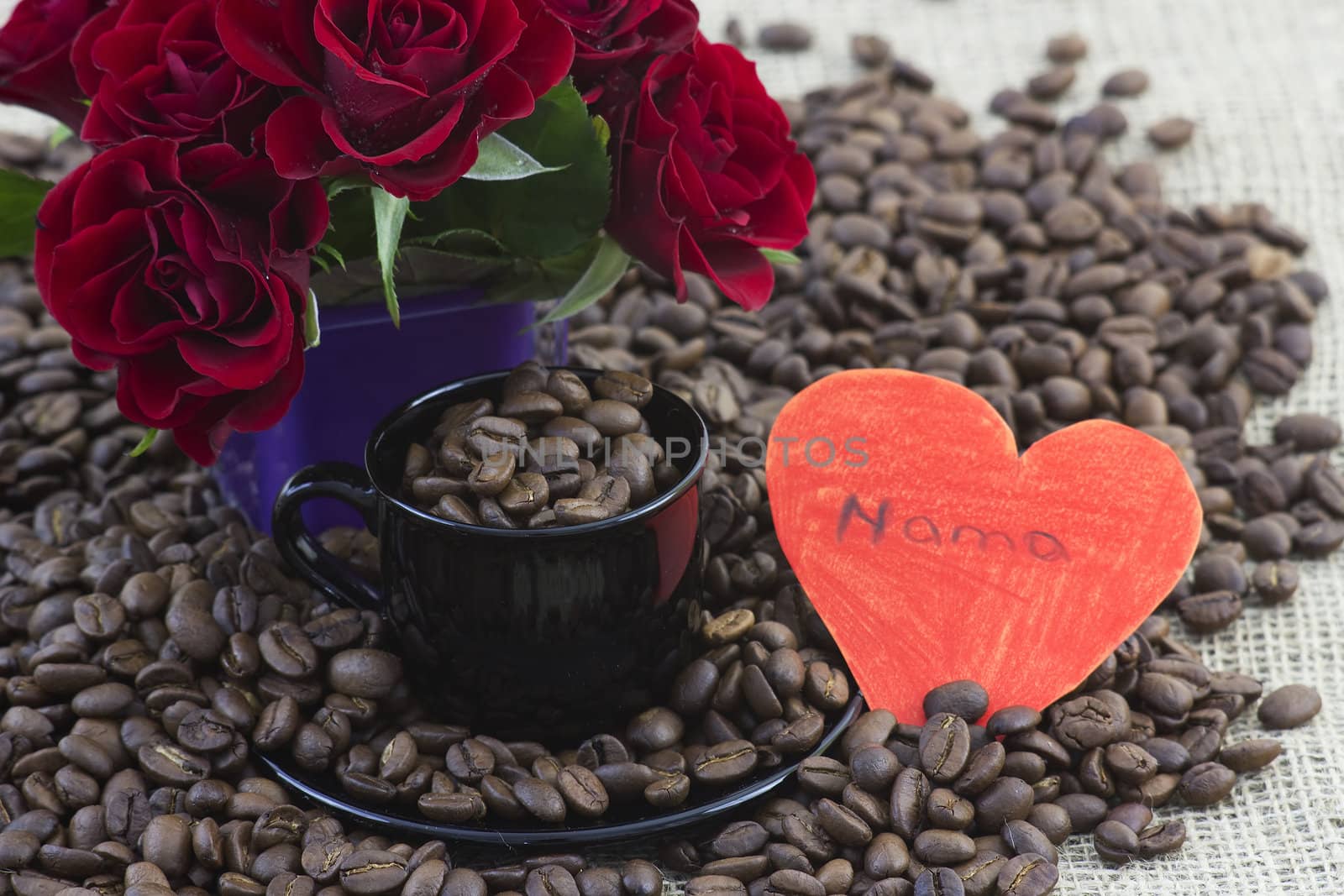 cup of coffee, red roses and heart