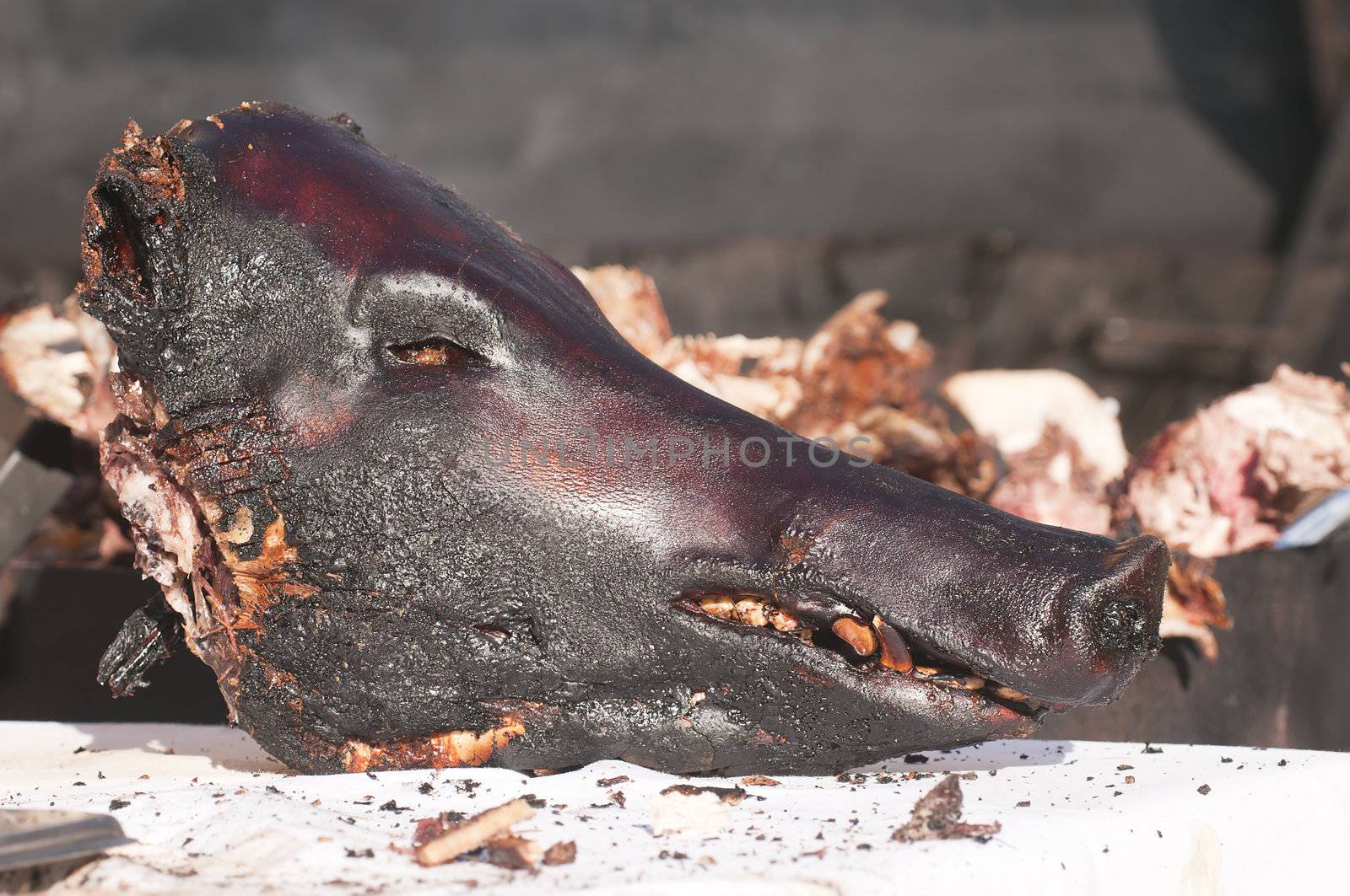 Head of a pig roasted on a grill