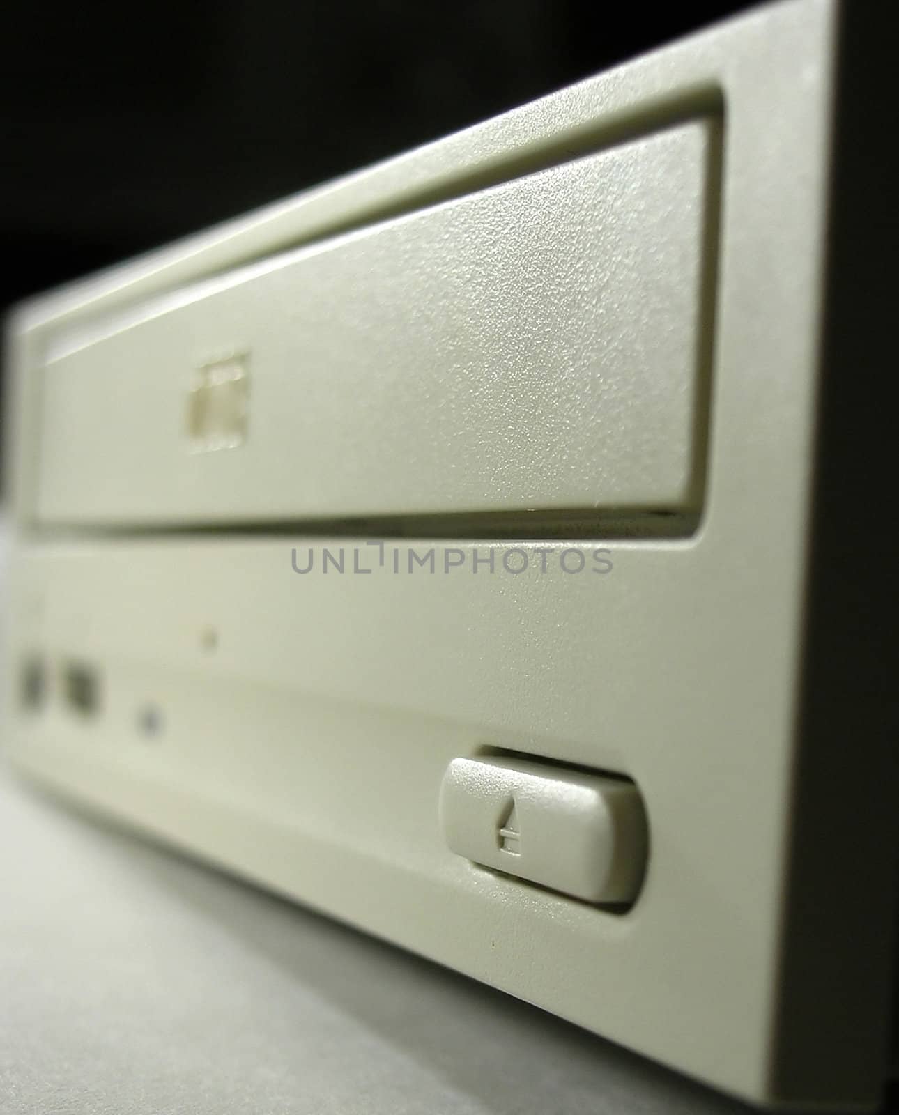 Eject/Retract push button on CD drive for internal mount. 