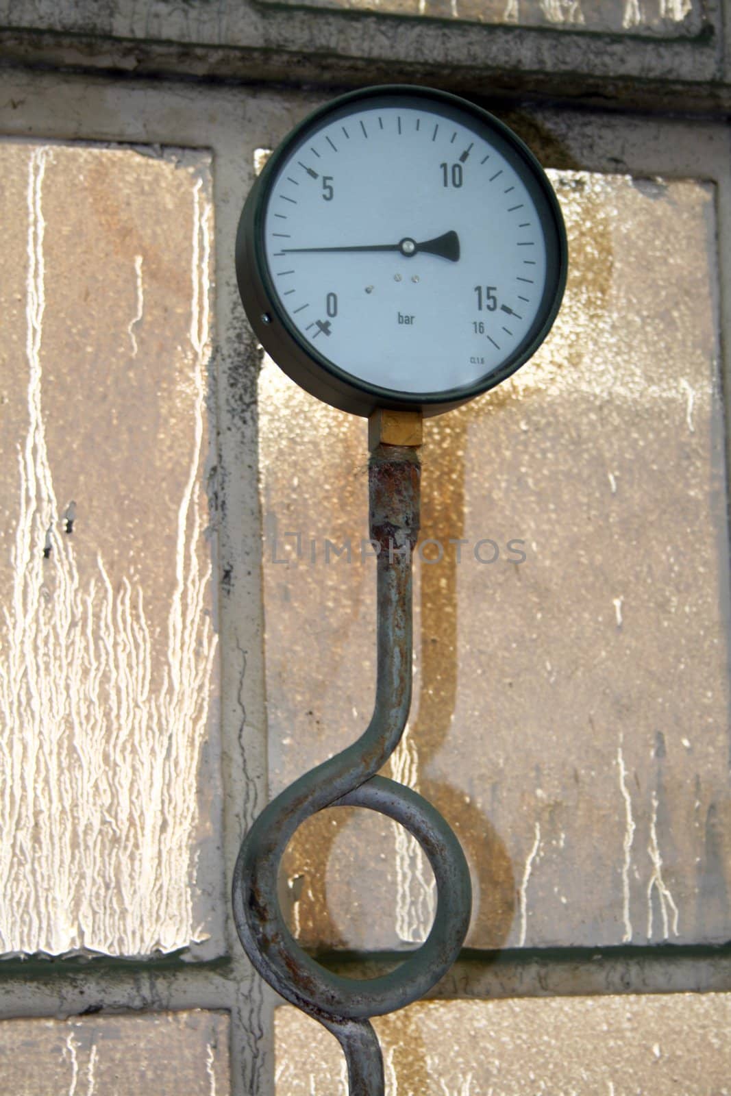 Industrial pressure gauge with a steel loop