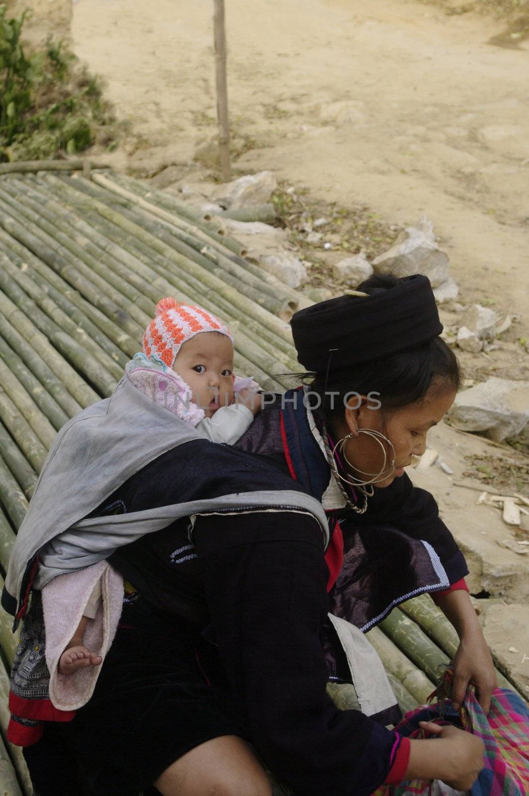Black Dao ethnic woman and baby by Duroc