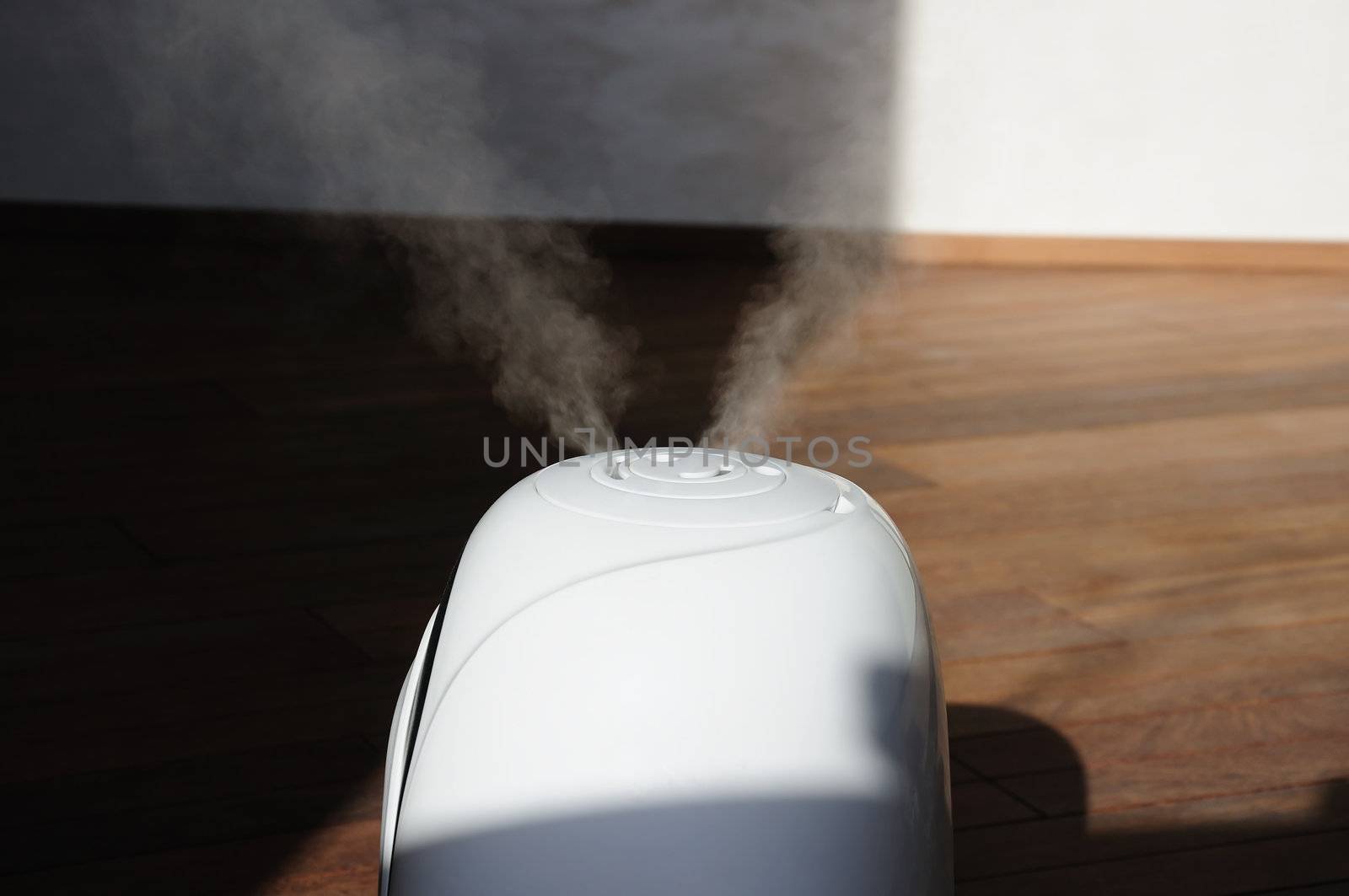 Working humidifier in the room