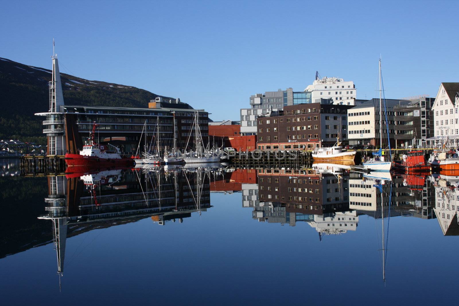 This is a beautiful picture of the harbour in Tromsø. Et pent bilde av havne området i Tromsø
