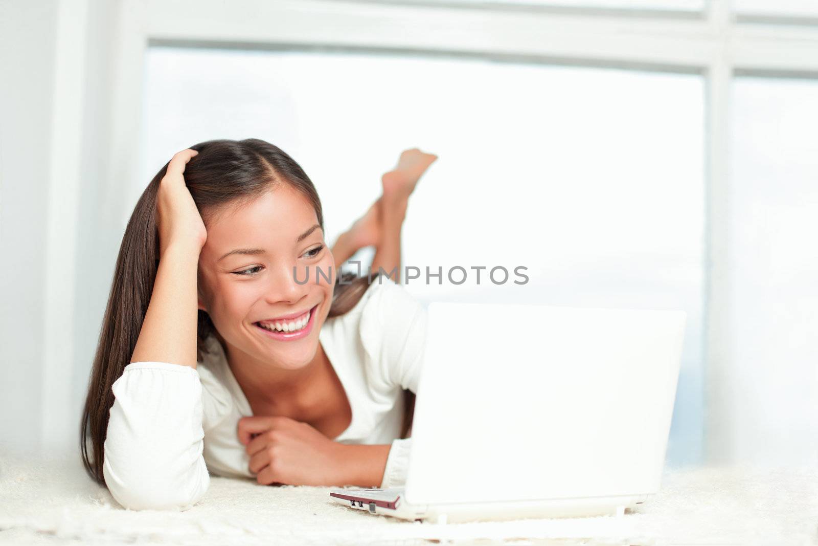 Laptop woman smiling by Maridav