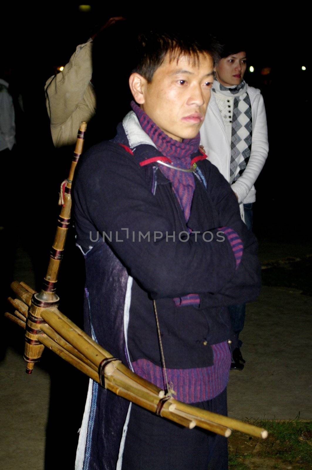 The young man meet on certain evenings in the square in downtown to SAPA to play the traditional instrument the "Kem". The young Hmong man play black music and dancing. It is he who will perform not more dramatic look to attract girls.