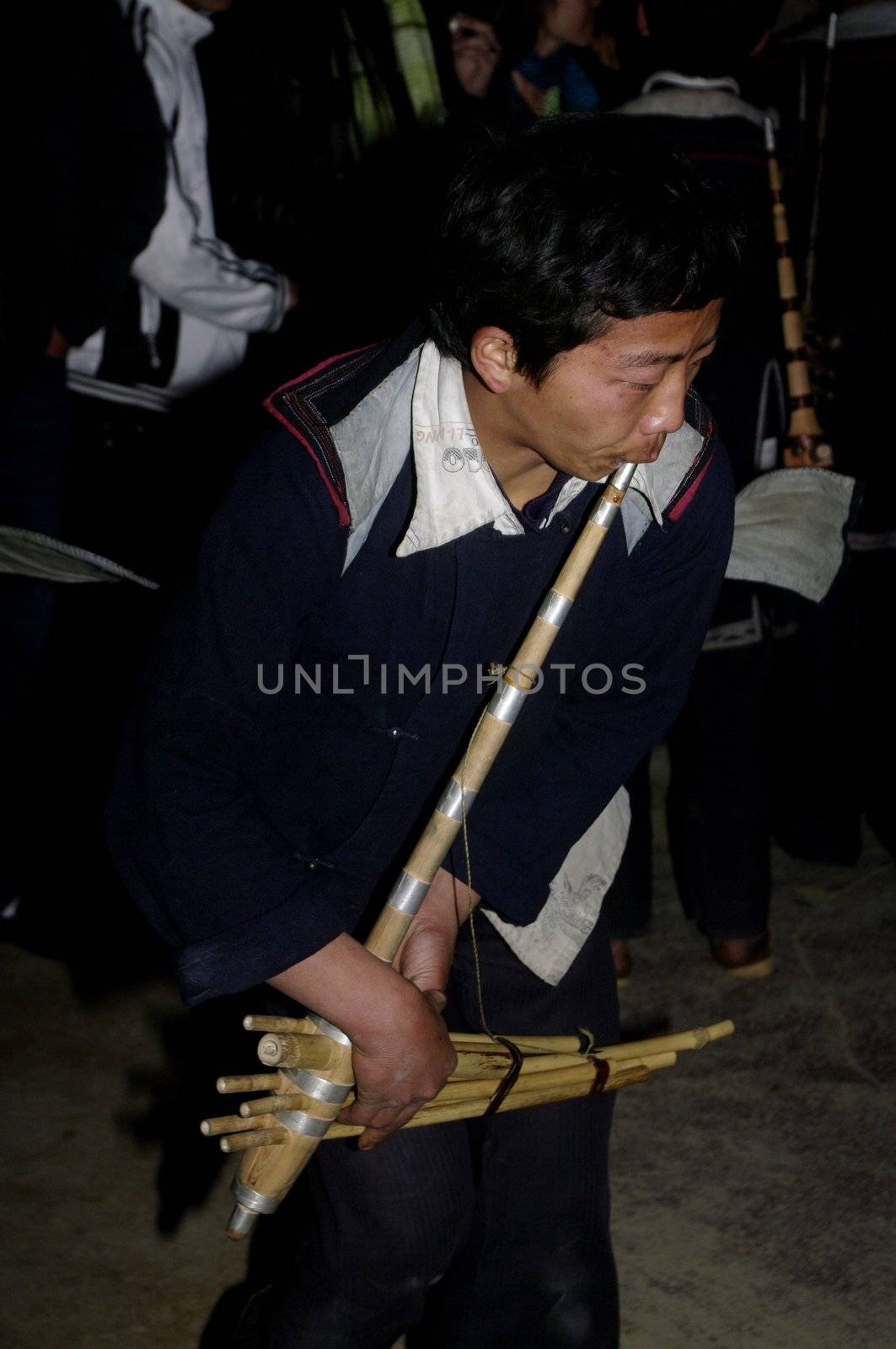 he young man meet on certain evenings in the square in downtown to SAPA to play the traditional instrument the "Kem". The young Hmong man play black music and dancing. It is he who will perform not more dramatic look to attract girls.