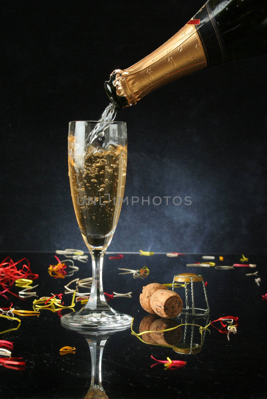 Pouring a champagne flute by Erdosain