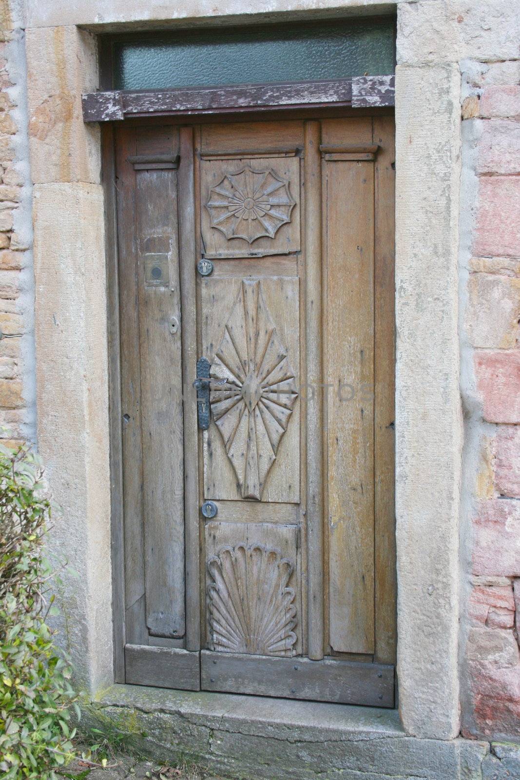 eine alte verzierte Holzhaustür,mit Phantasie muster	
an old carved wooden door pattern with imagination
