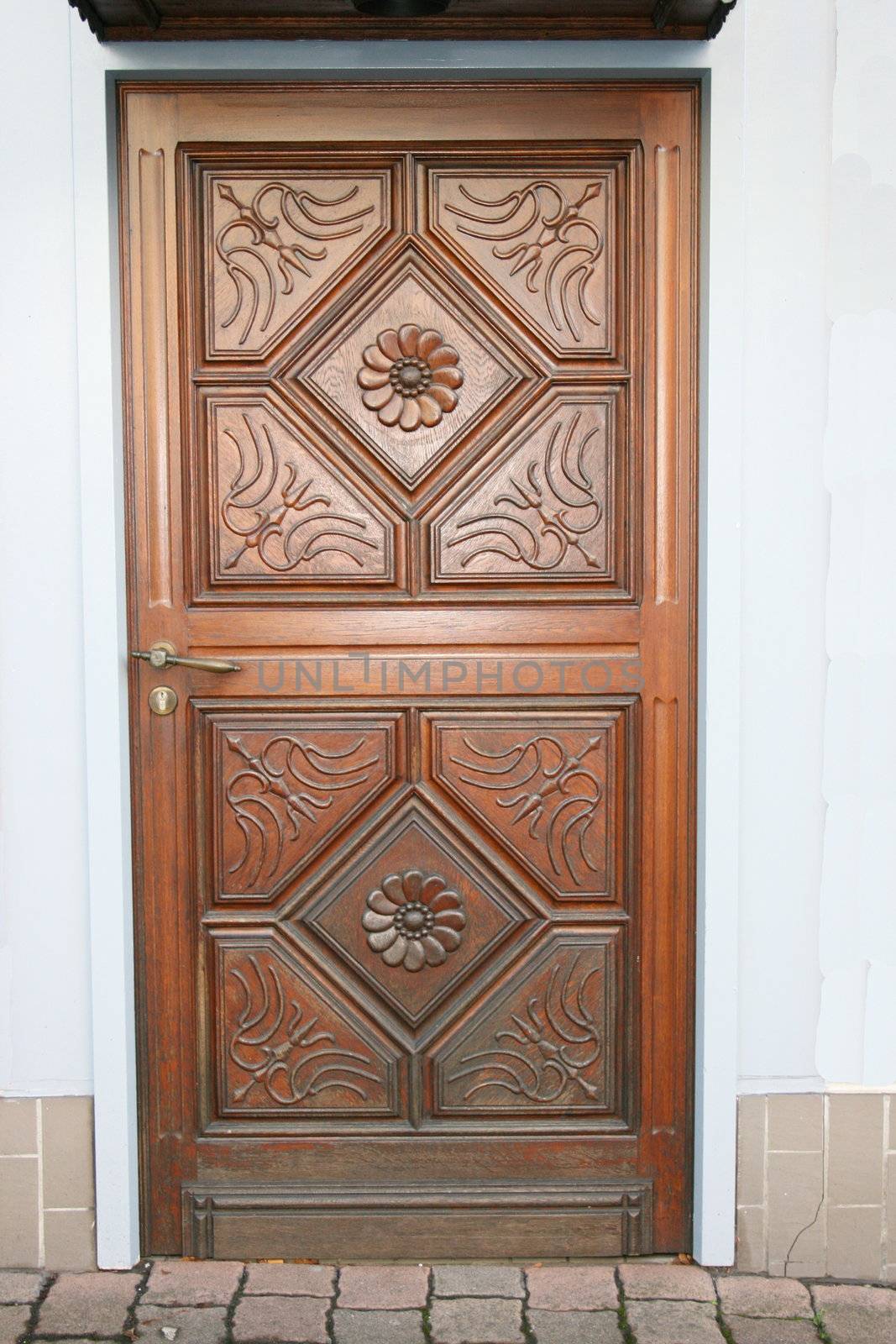eine schöne verzierte Holzhaustür,mit Blumenmuster	
a beautiful carved wooden door, with flowers