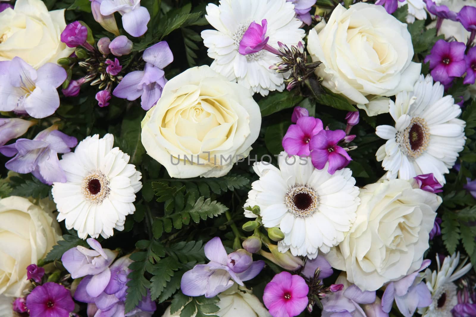 A mixed bouquet with purple, lila and white flowers