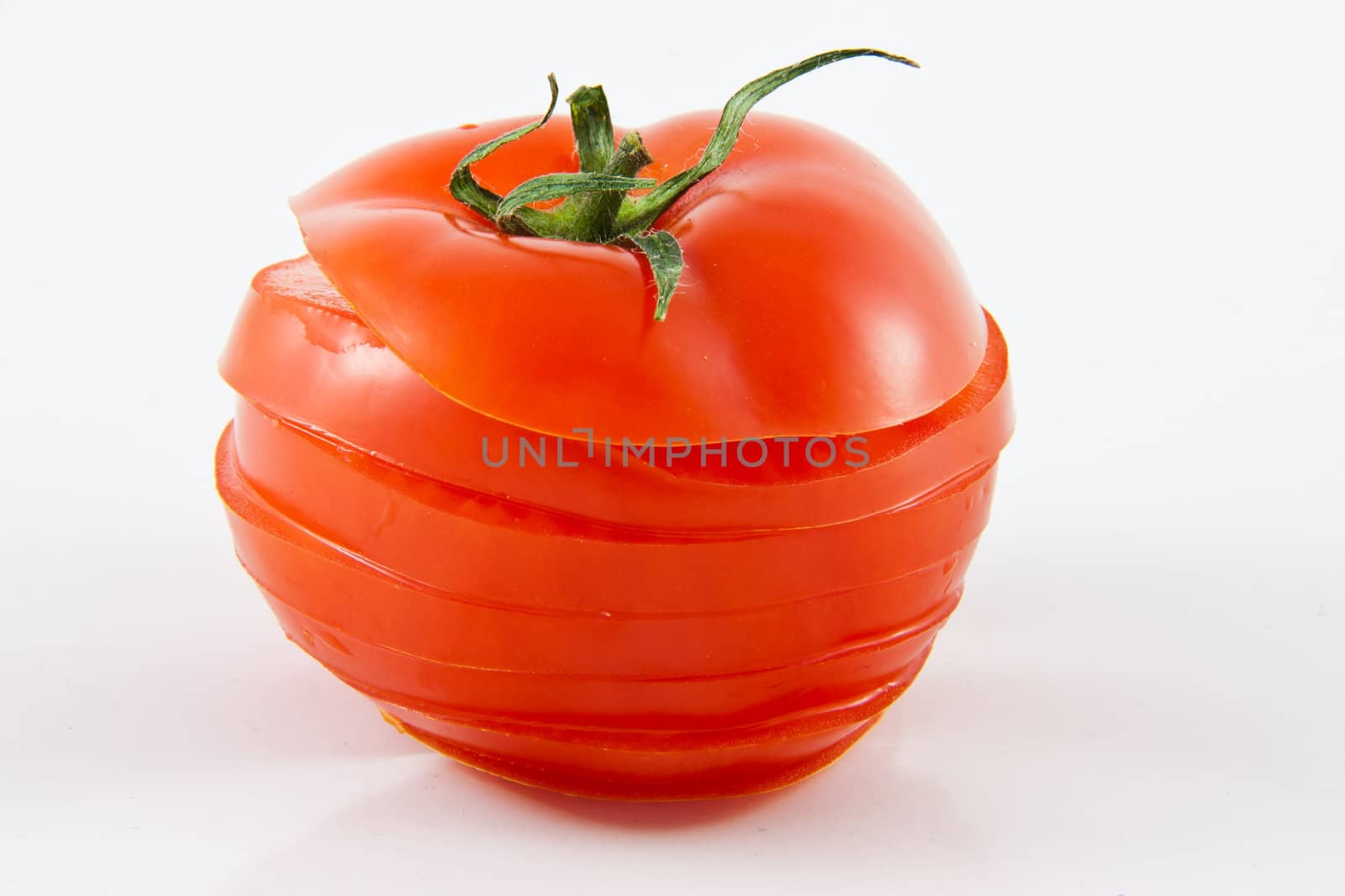 Picture of a single sliced tomatoe