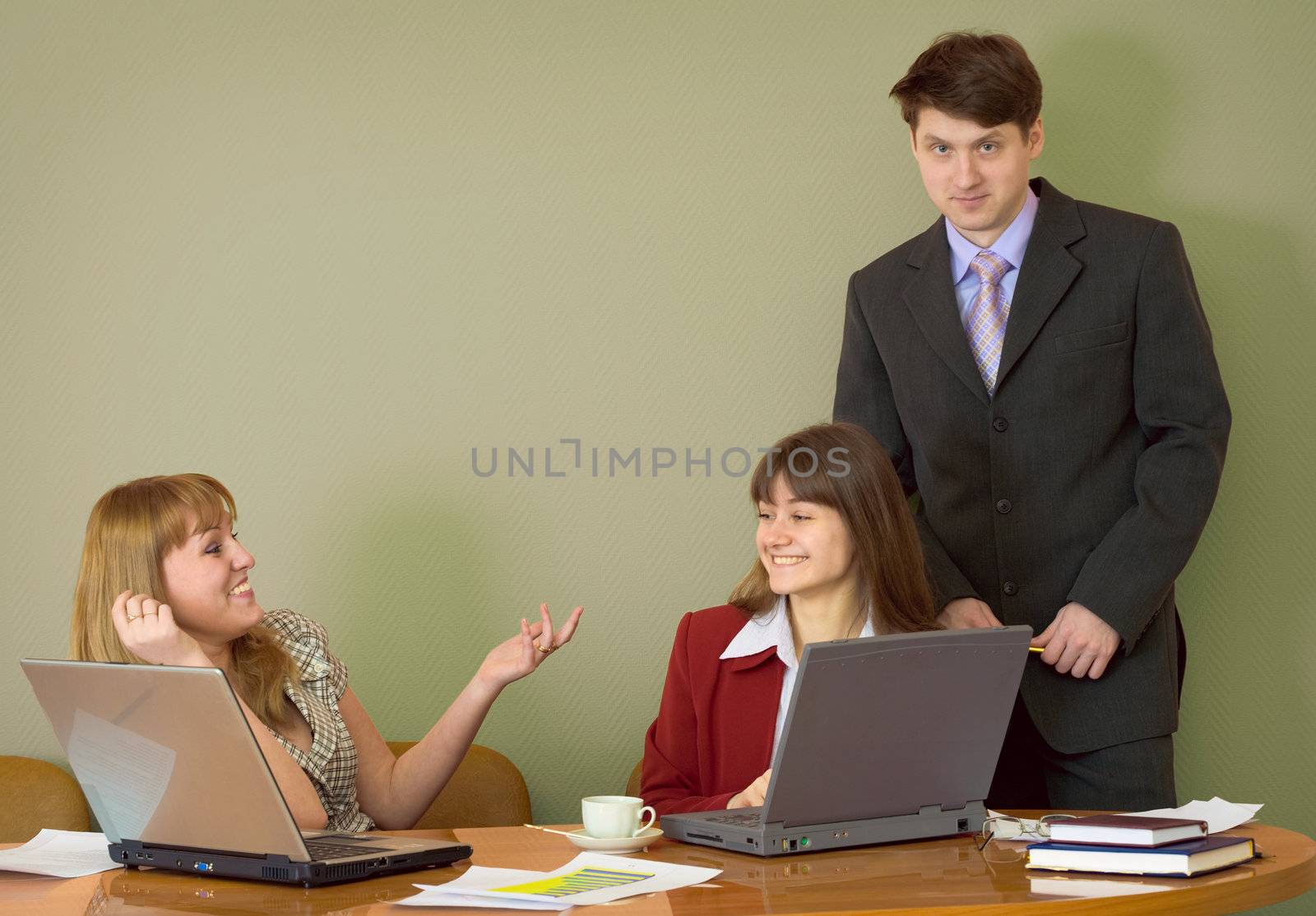 Girls sitting at a desktop and their boss