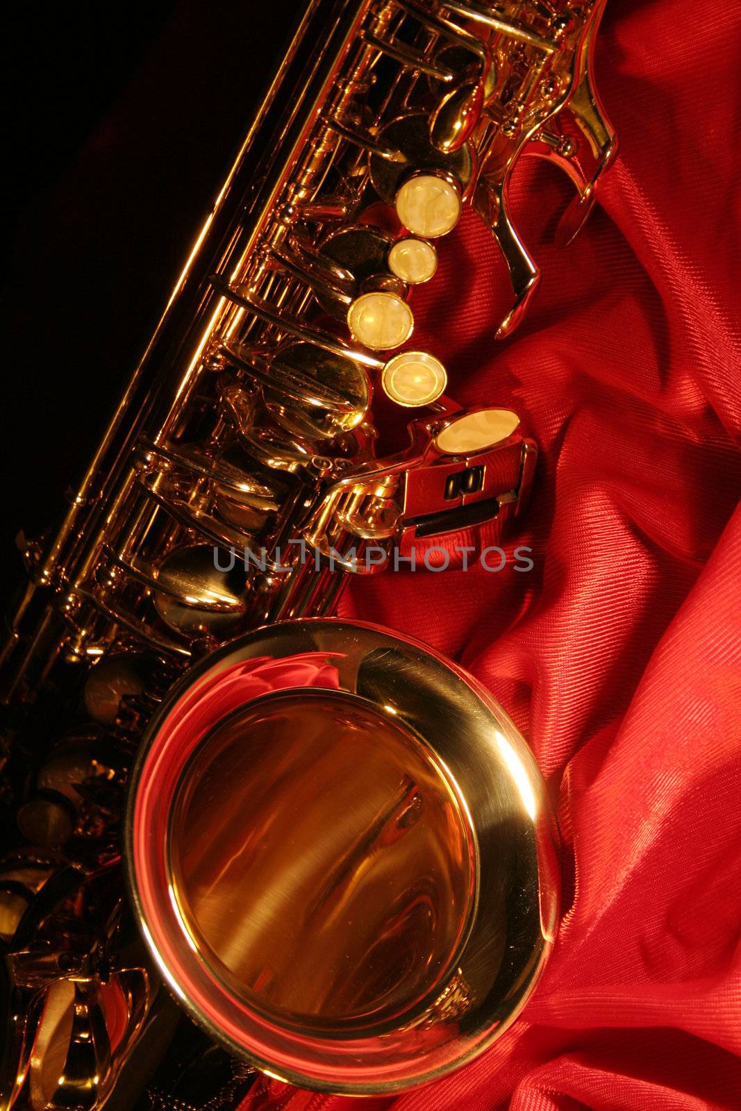 picture of a beautiful golden saxophone