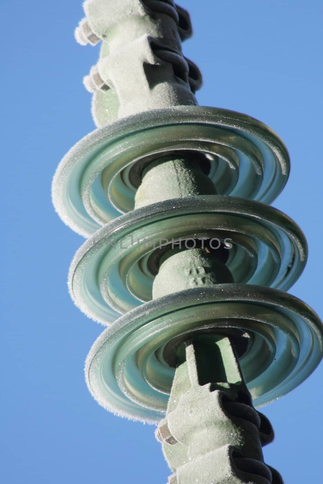 High Voltage connector on a rail way