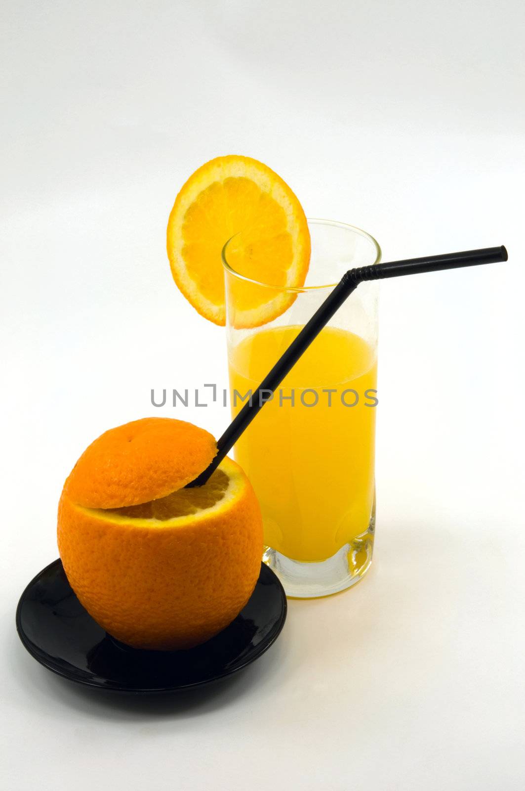 
	
The traditional orange juice and cut an orange in the plates