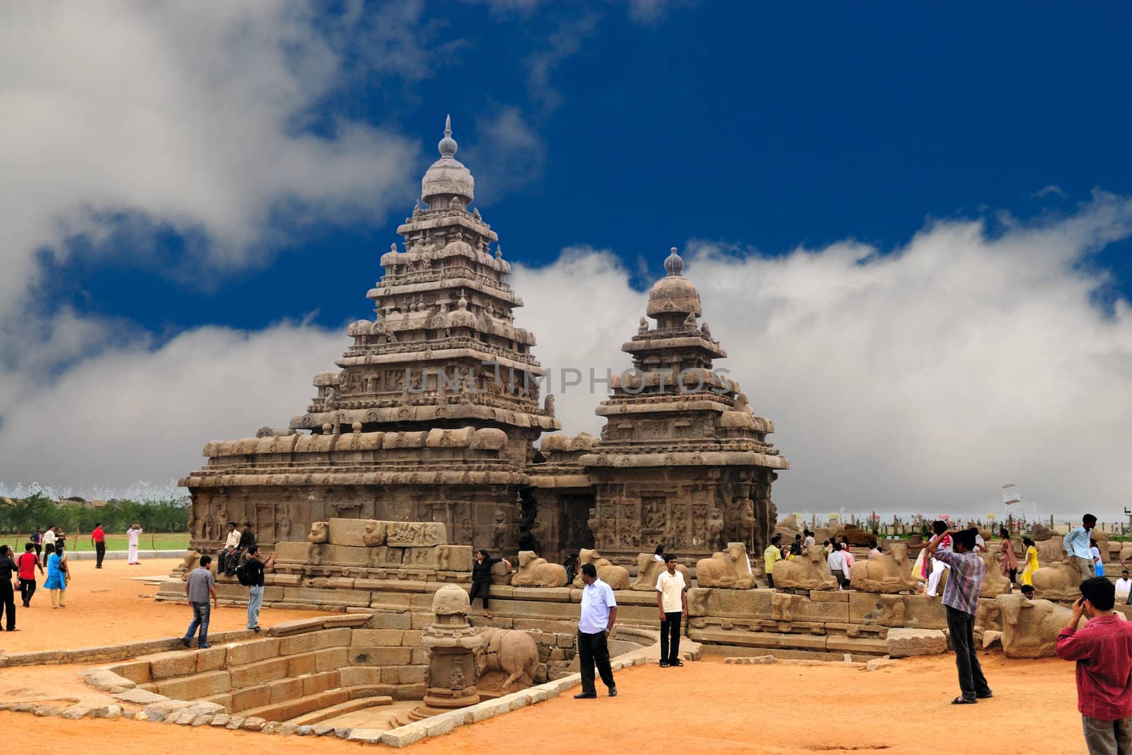 Shore Temple by pazham