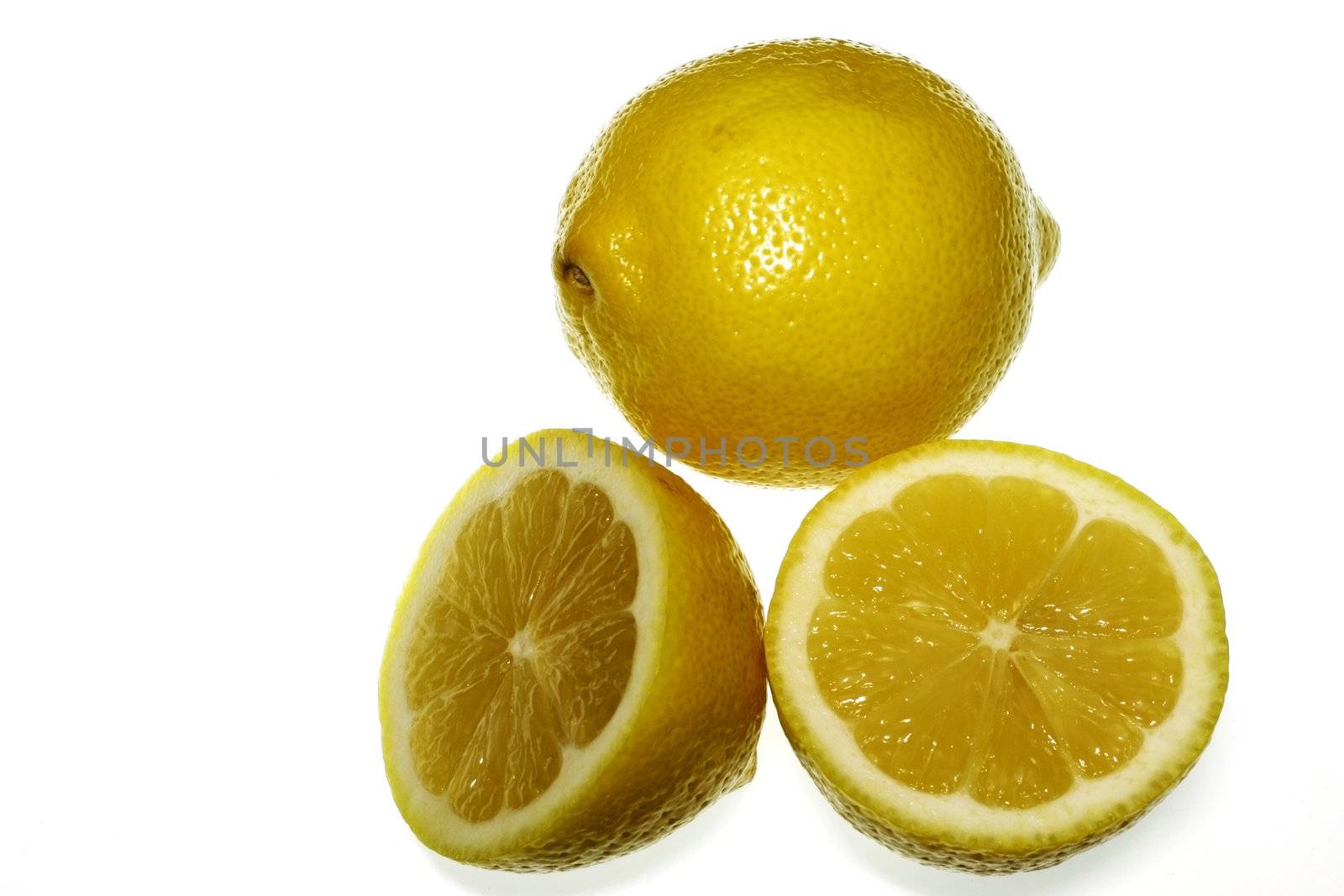 lemon slices put in the line with whole lemon in the background