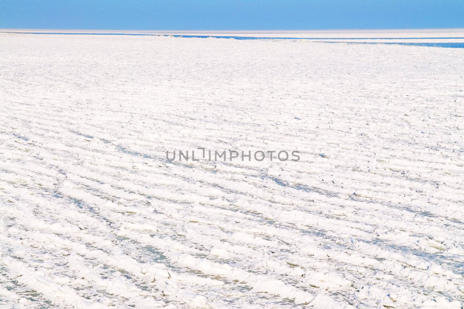 Frozen sea by Yaurinko