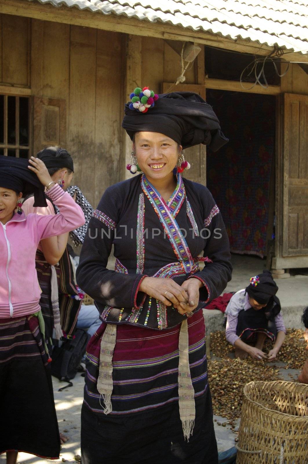 The Lu are an ethnic group of northern Vietnam. The costume of women consists of a shirt and indigo indigo skirt with decorative designs. They wear neck a silver collar connected by chains. On the head with a turban tilted indigo patterns