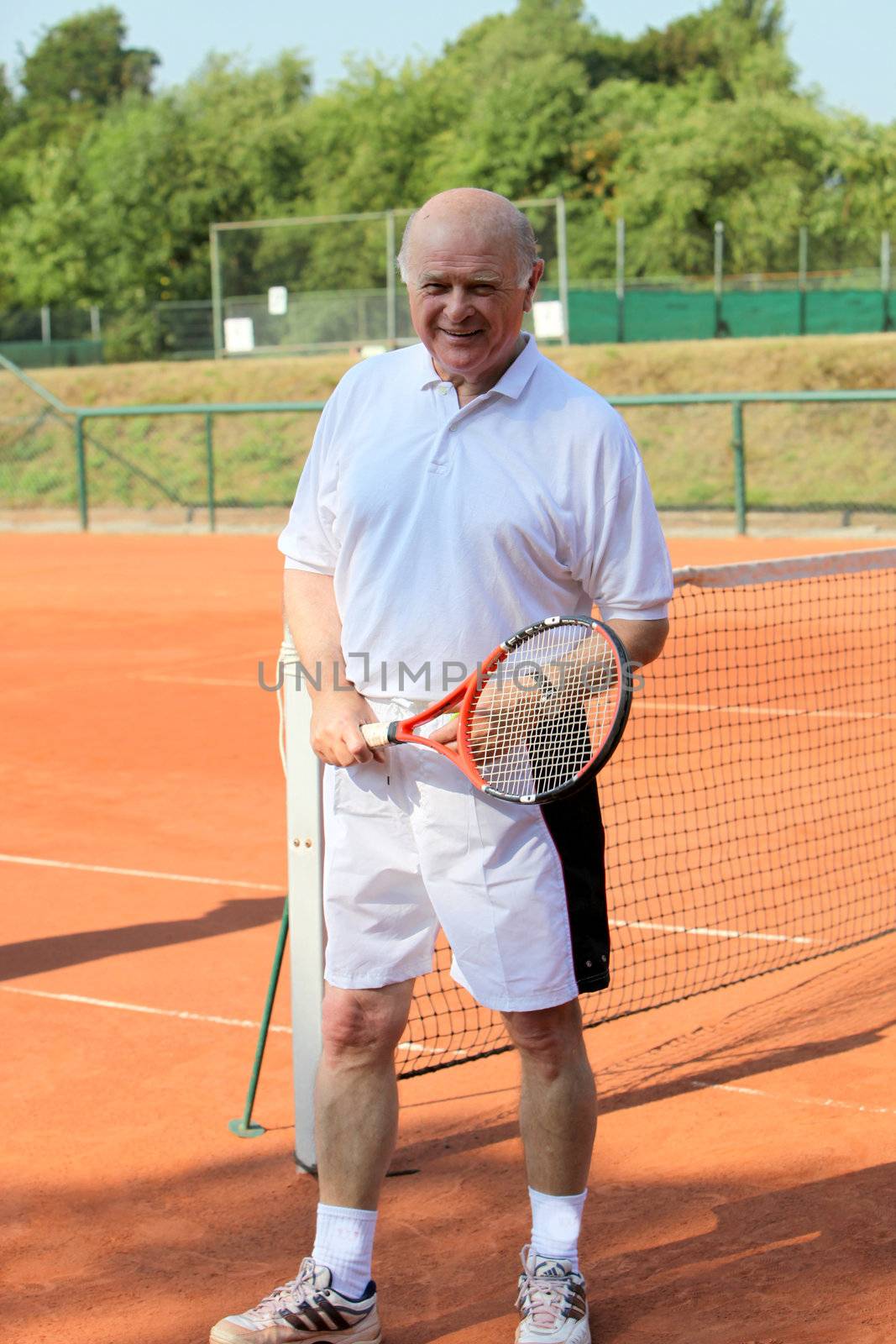 a aktive senior is playing tennis