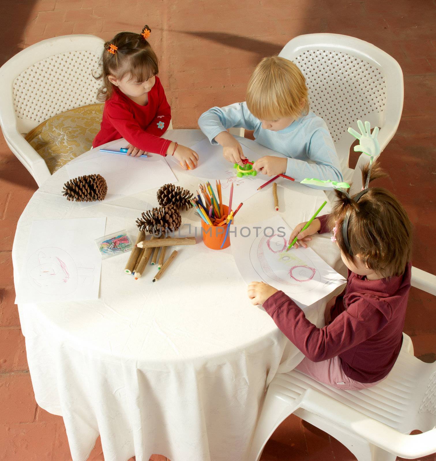Little friends at a drawing lesson