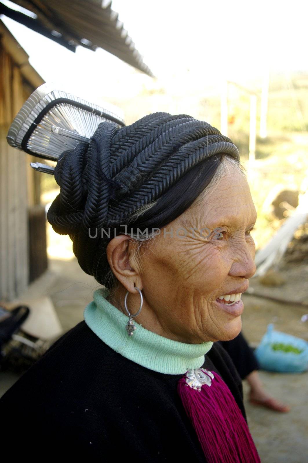 The black Dao ethnicity are widespread in northern Vietnam. But Dao Tien are unique because the women wear a shirt and black trousers, but above this cap so special. The cap is made of braided rope black head cap and It is surmounted by an inverted truncated pyramid hammered aluminum.