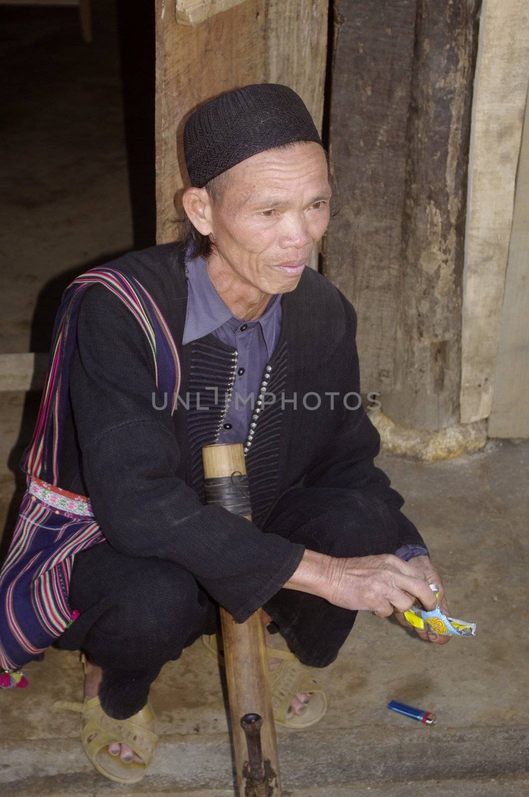 This man belongs to the Dao ethnic black. It is still one of the few to have retained the traditional dress.