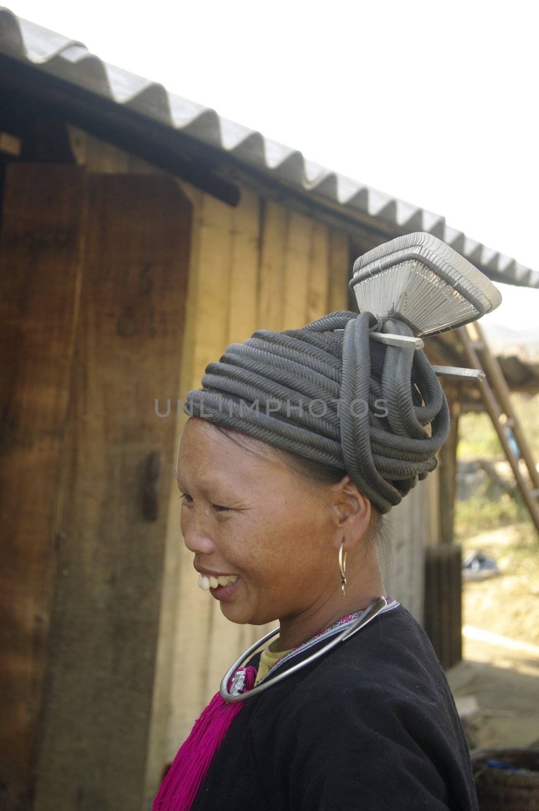 The Dao black ethnicity are widespread in northern Vietnam. But Dao Tien are unique because the women wear a shirt and black trousers, but above this cap so special. The cap is made of braided rope black head cap and It is surmounted by an inverted truncated pyramid hammered aluminum.