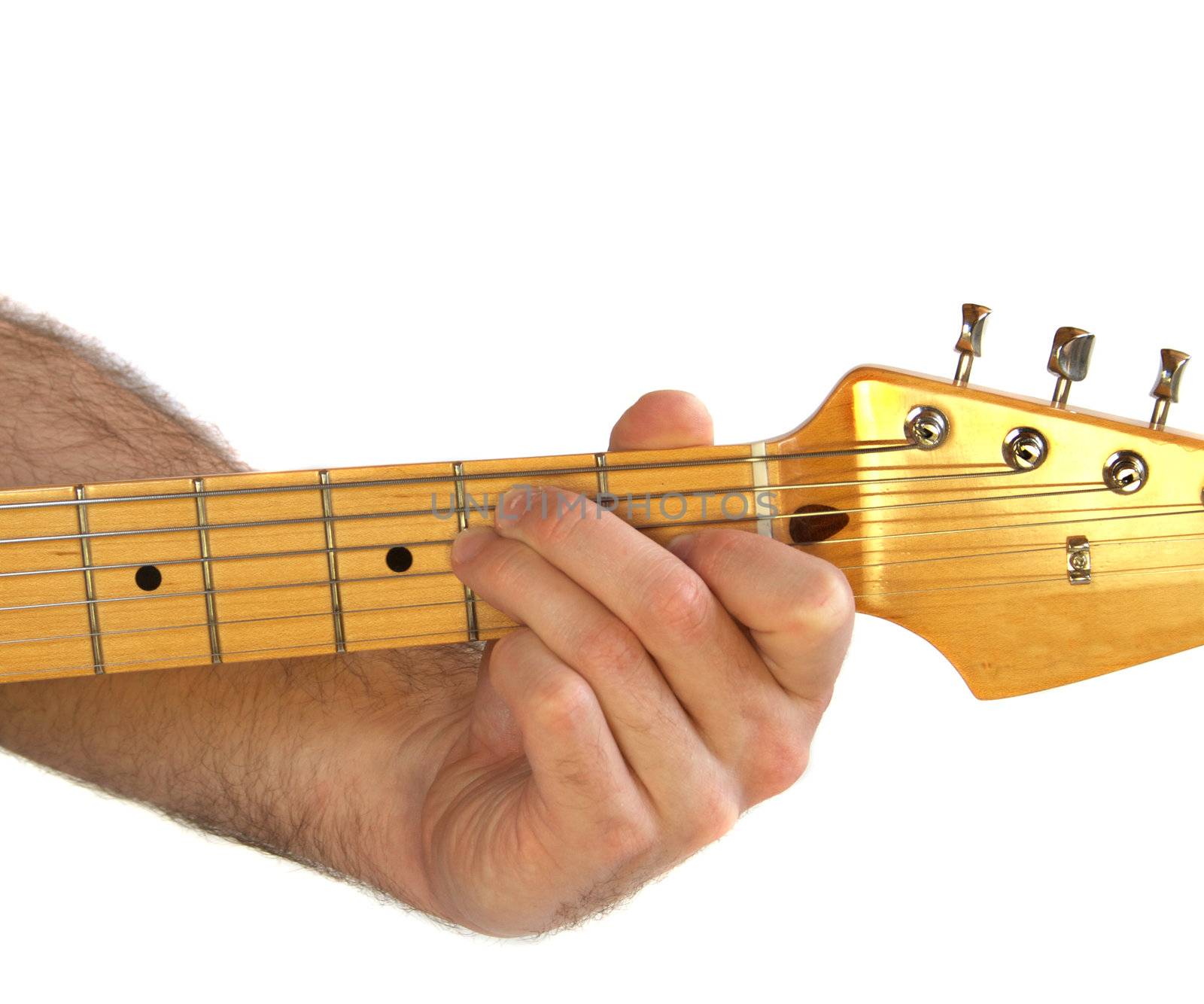 Demonstration of how to play a E chord on the guitar