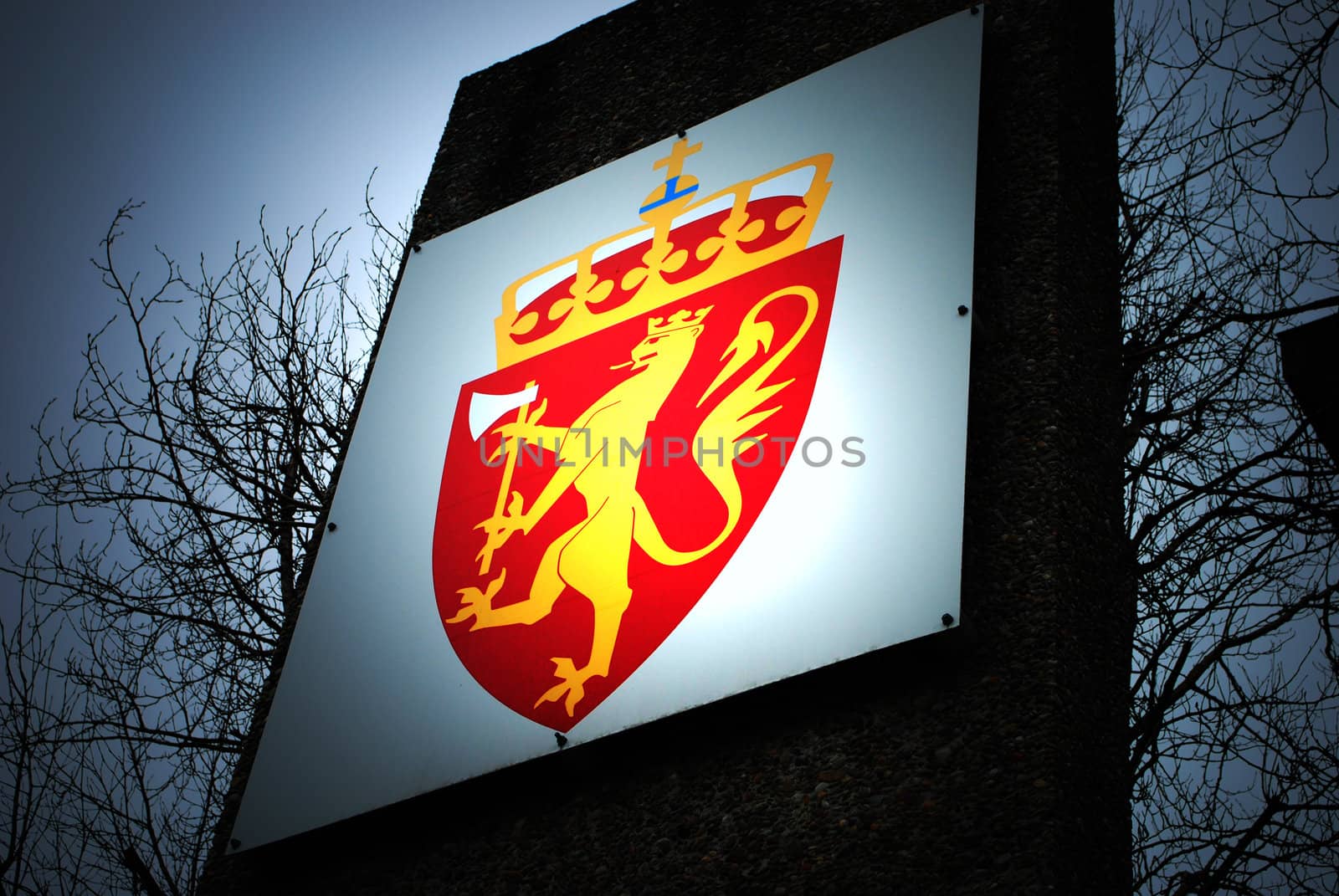 A sign with the norwegian coat of arms.