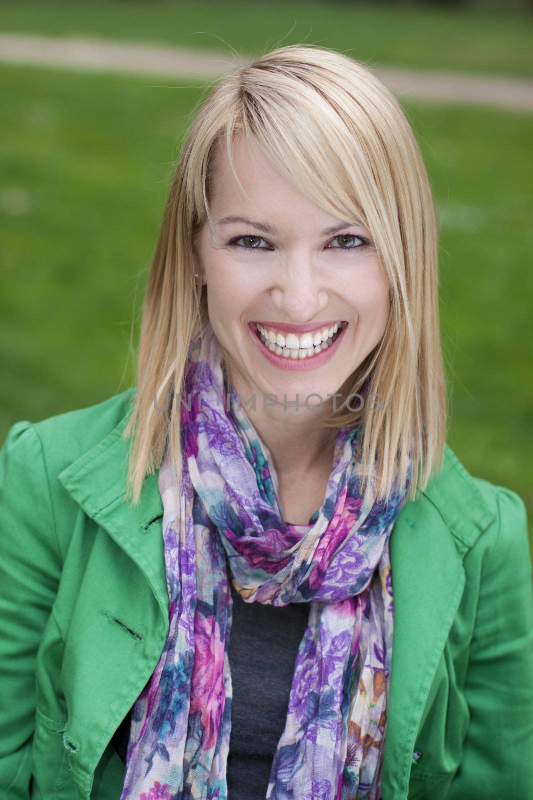 Young attractive woman casually dressed portraited in the park