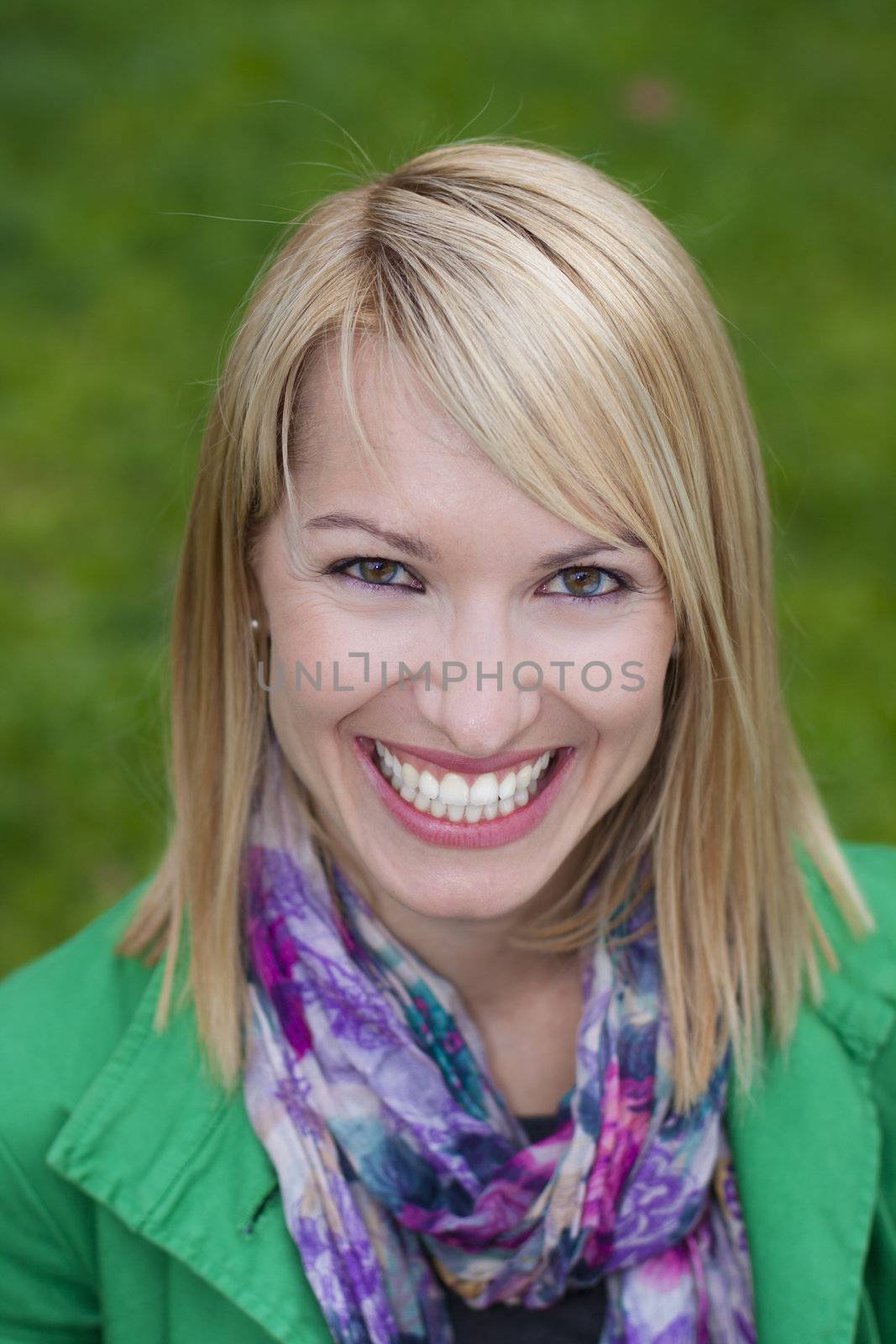 Young attractive woman casually dressed portraited in the park