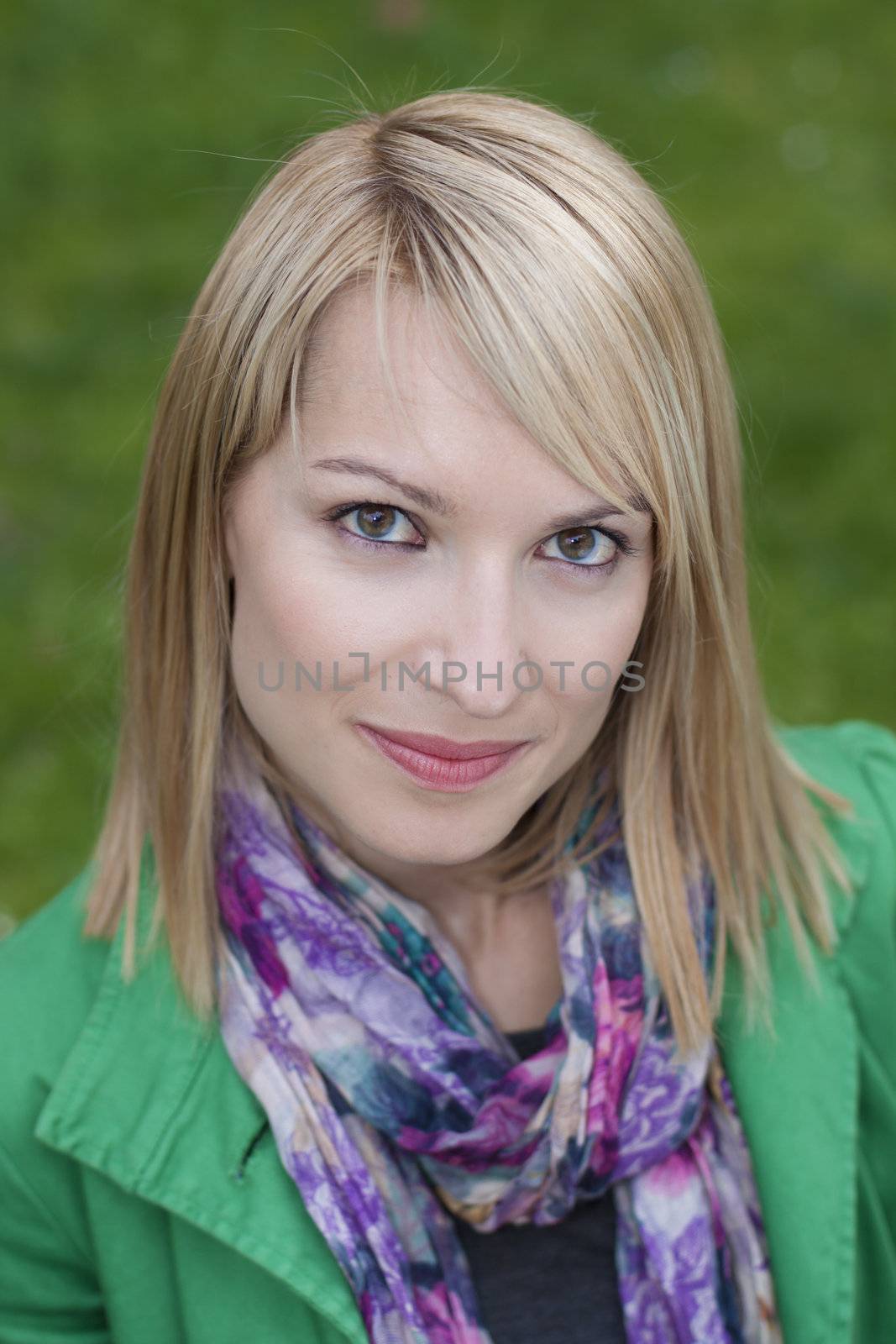 Young attractive woman casually dressed portraited in the park