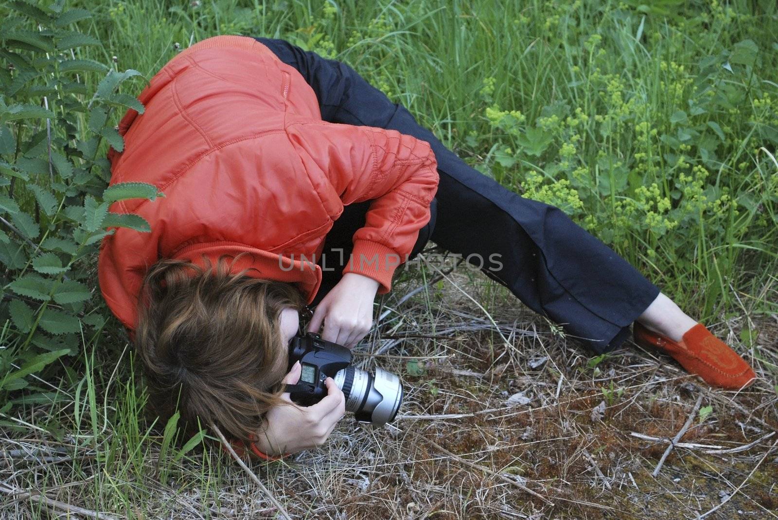 girl with camera executes macro removal