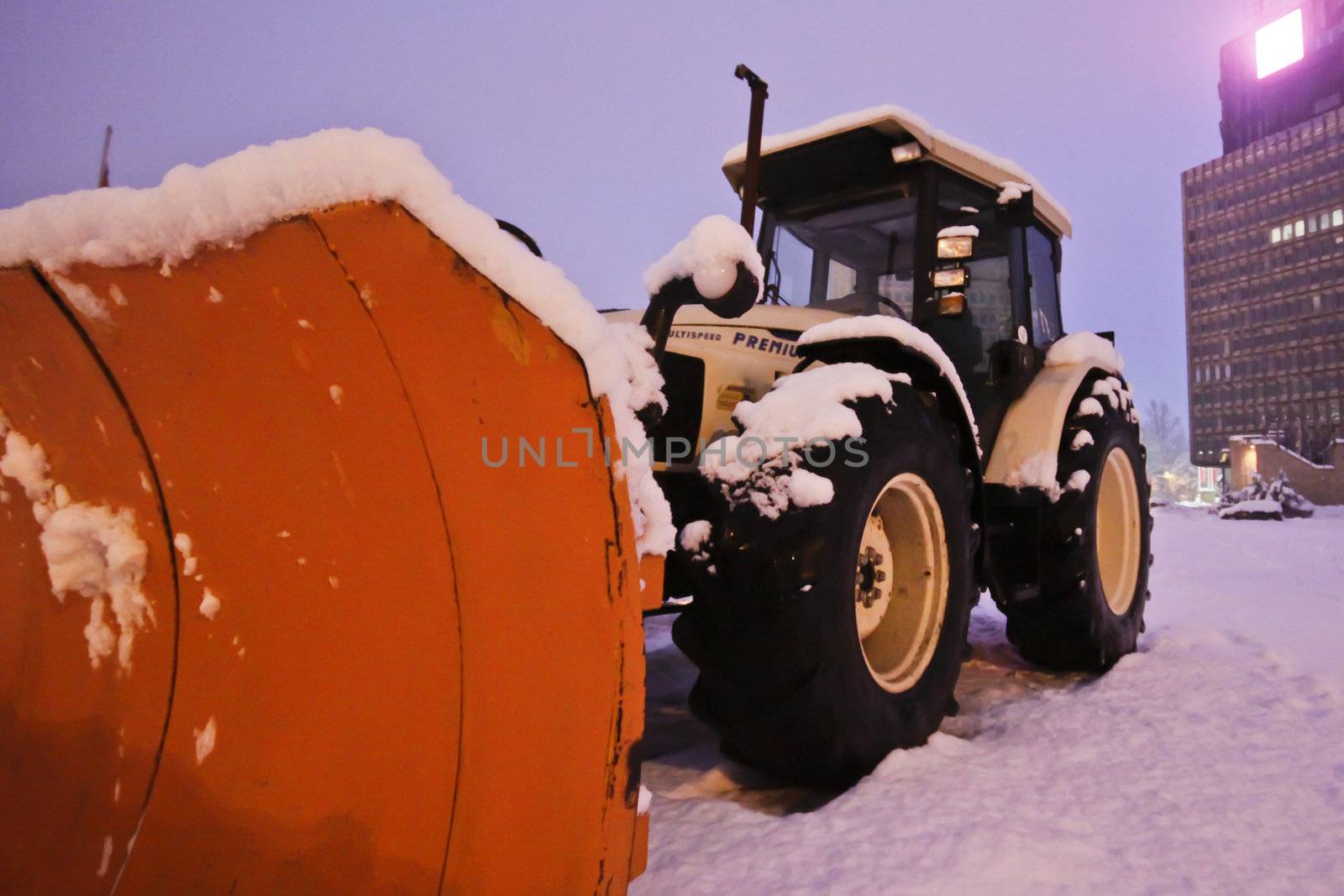 Hard mashinery for femoving the snow from the streets.