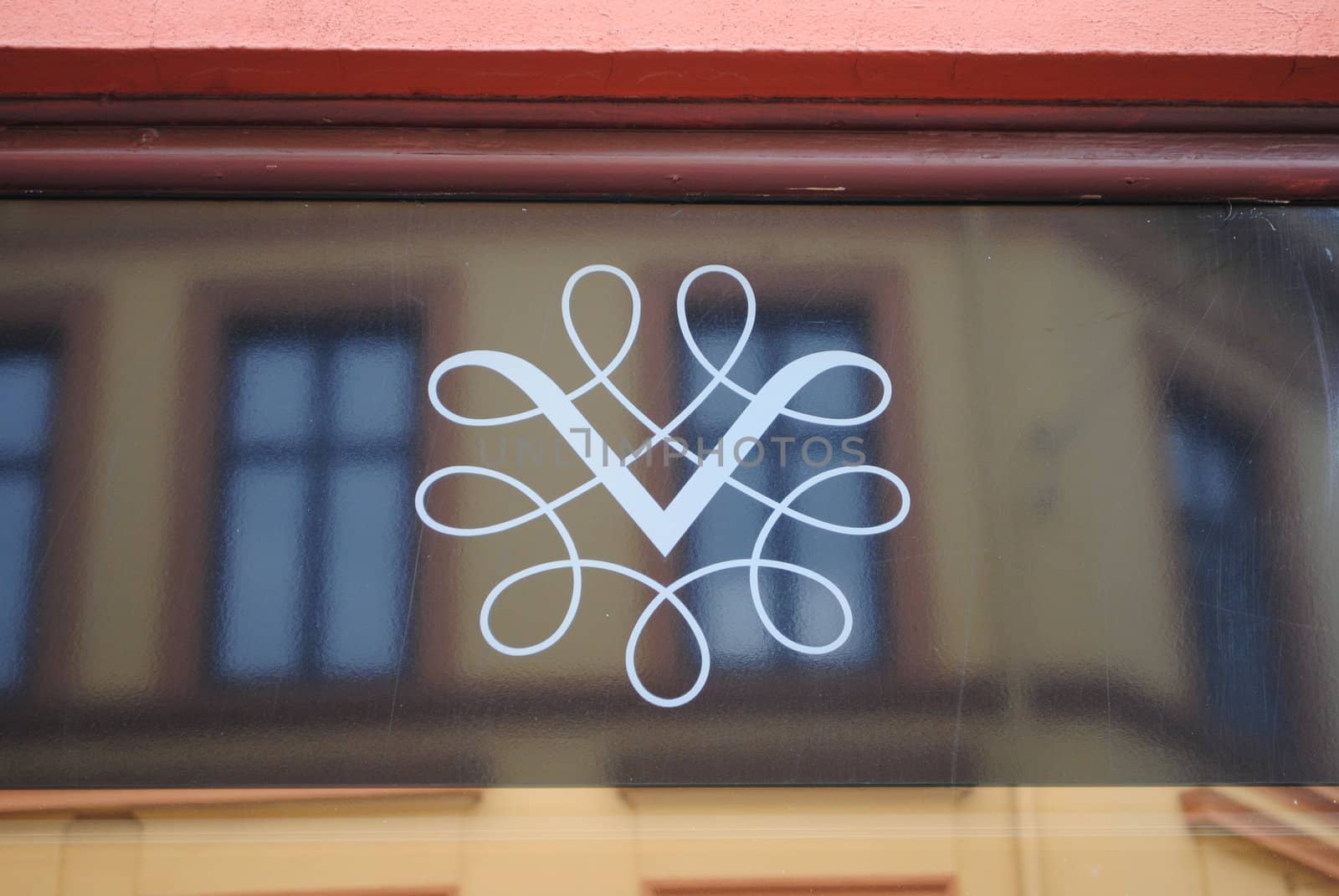 Logo of the norwegian wine monopoly.