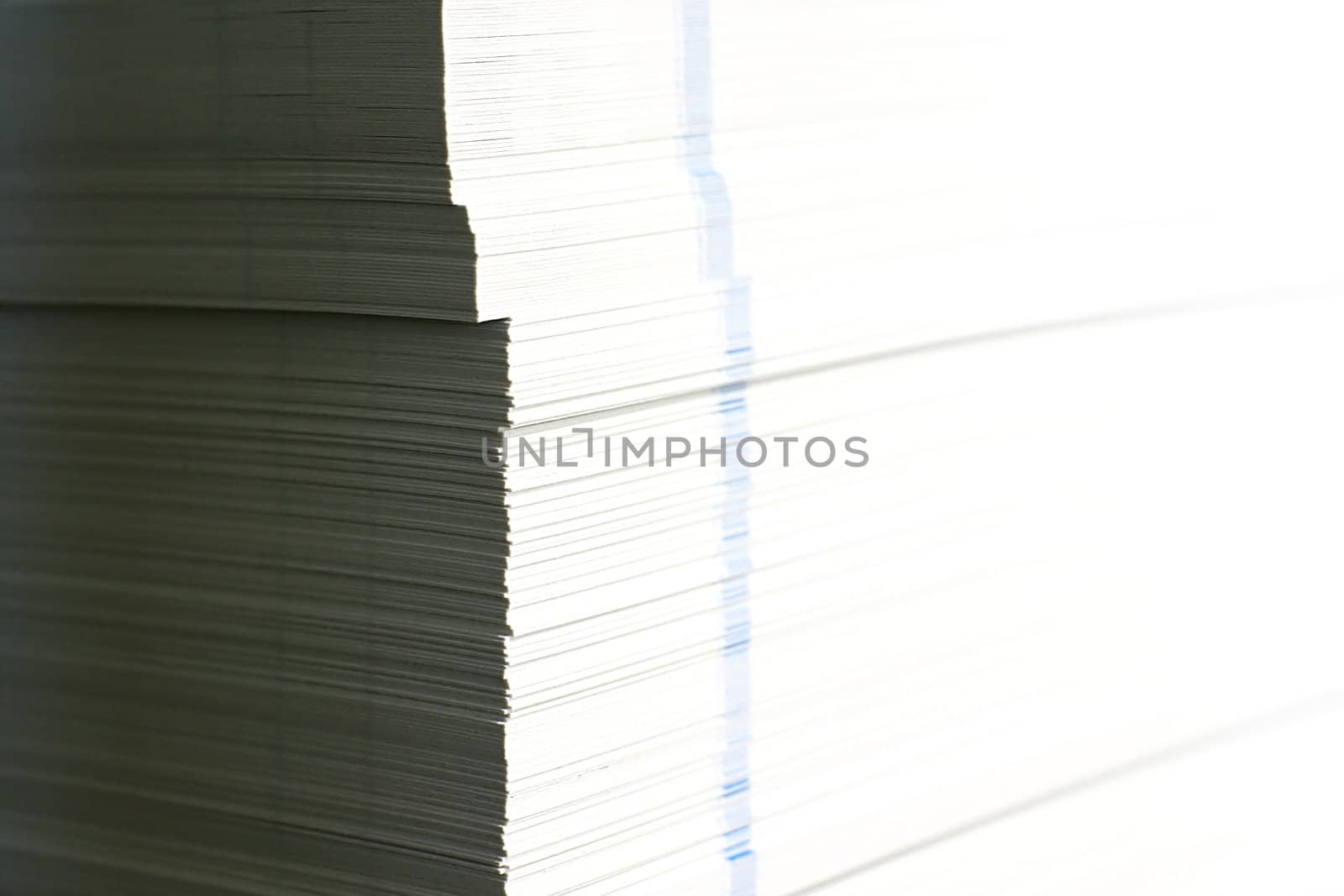 Pack of a white paper with a dark blue strip