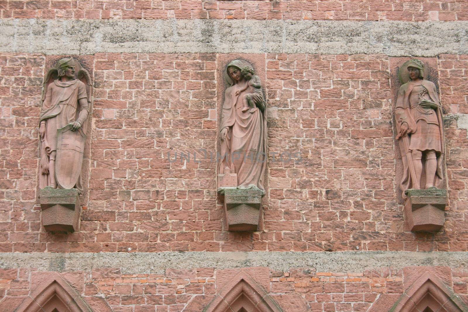 drei Steinfiguren an einer Kirche in Kaiserslautern,Deutschland	
three stone figures at a church in Kaiserslautern, Germany