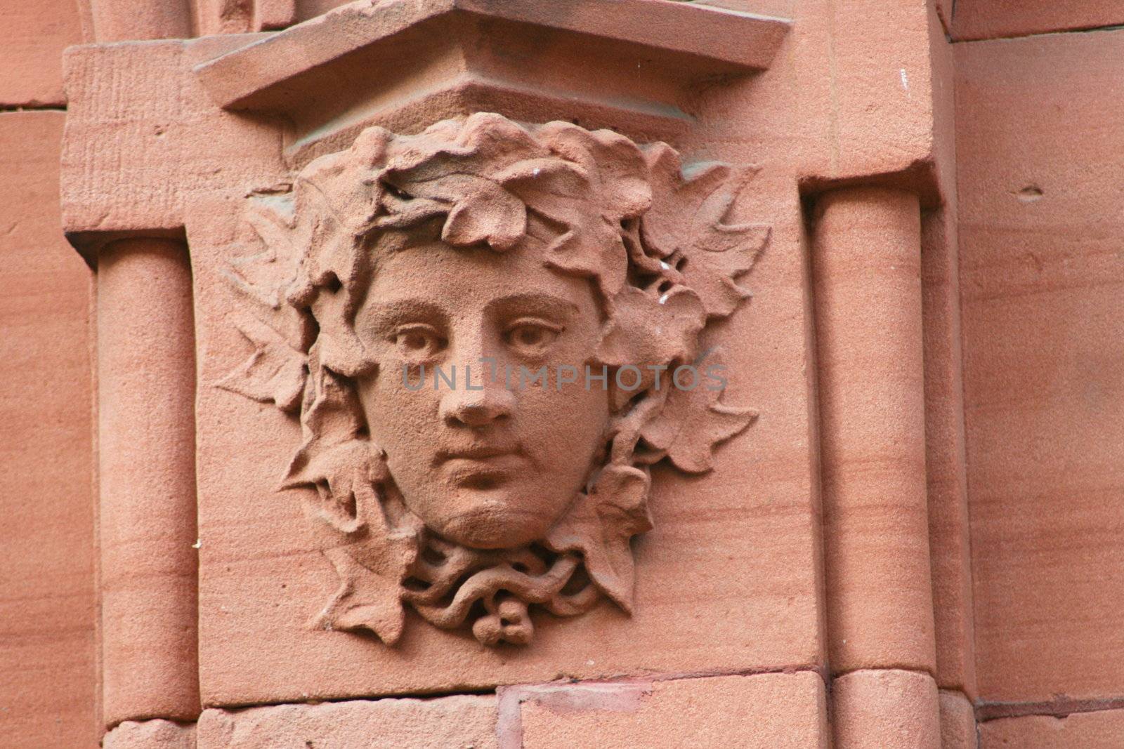 Steinrelief mit Frauenkopf in rotem Sandstein	
Stone relief with woman's head in red sandstone